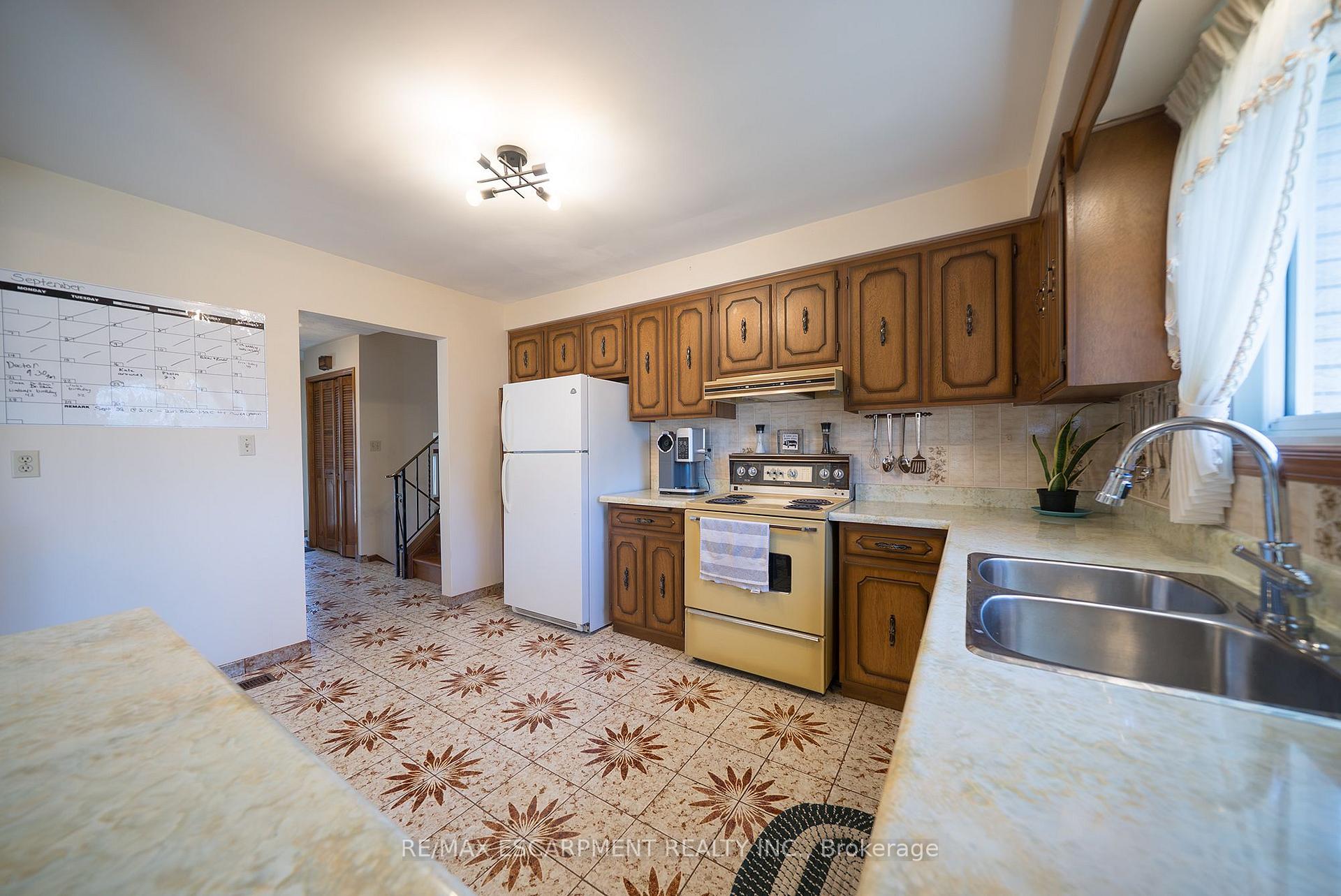Photo 9 of 32 Avondale Crescent, Brantford, Echo Place — HOMEH