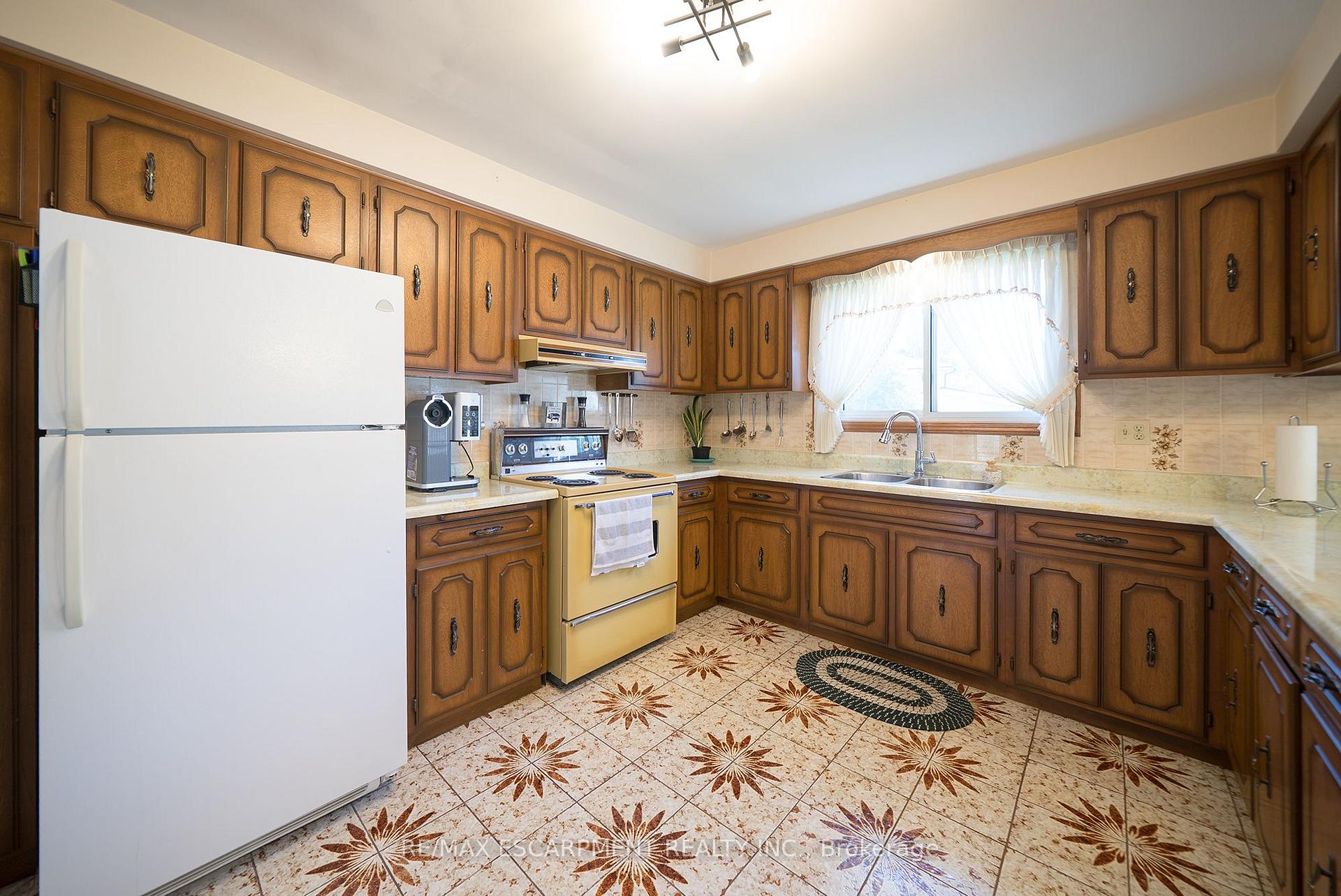 Photo 10 of 32 Avondale Crescent, Brantford, Echo Place — HOMEH