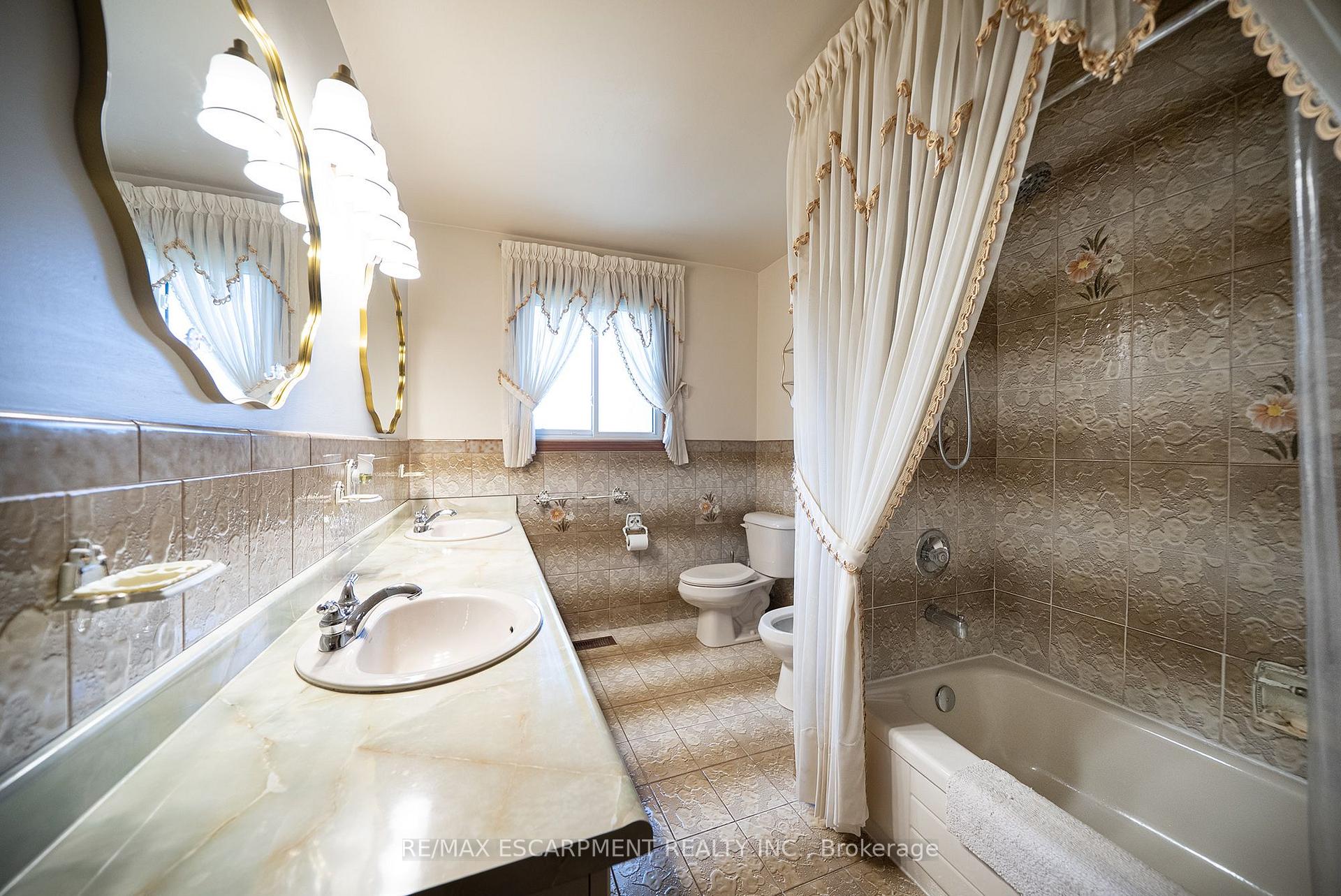 Photo 19 of 32 Avondale Crescent, Brantford, Echo Place — HOMEH