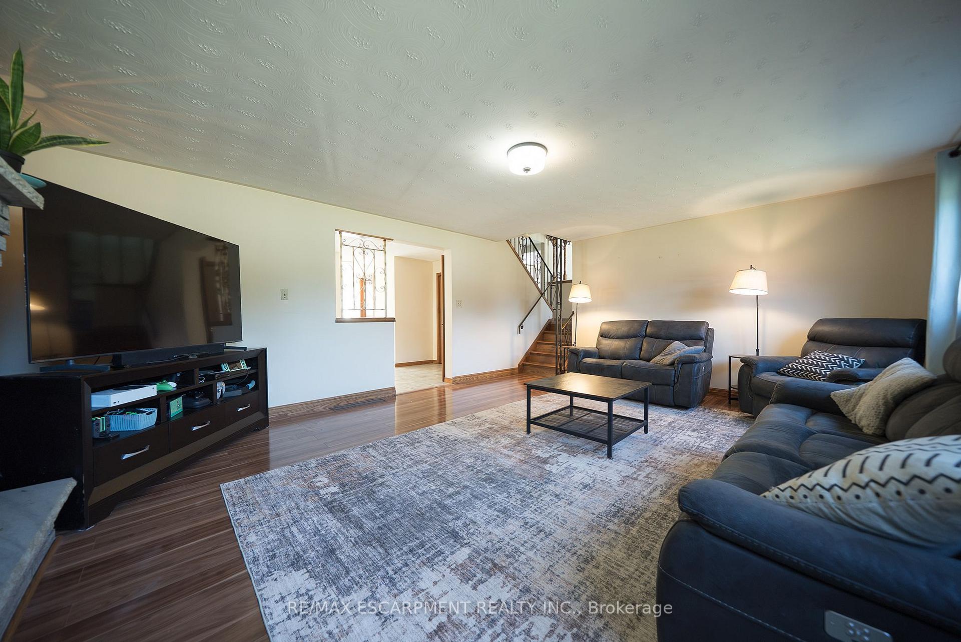 Photo 21 of 32 Avondale Crescent, Brantford, Echo Place — HOMEH