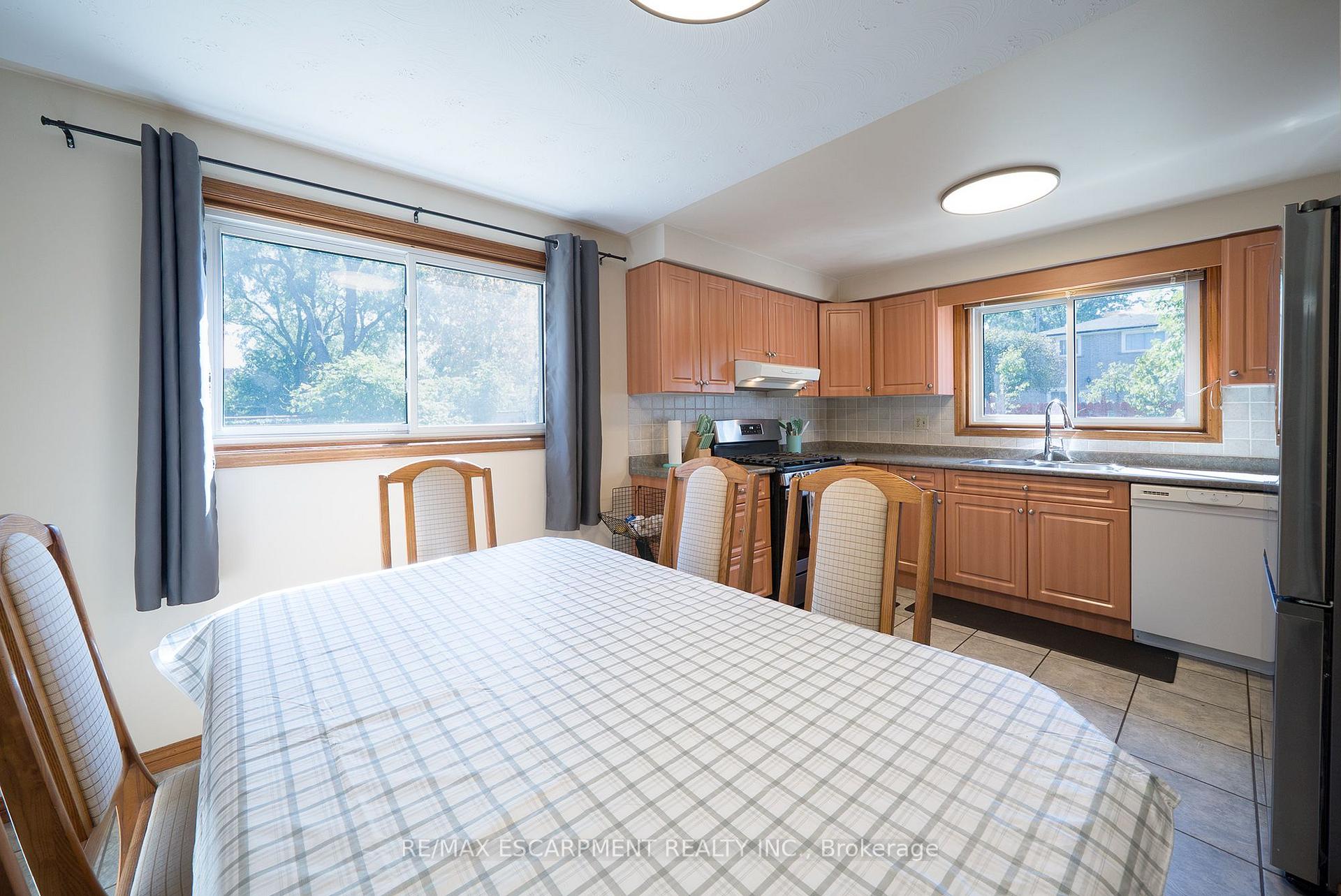 Photo 22 of 32 Avondale Crescent, Brantford, Echo Place — HOMEH