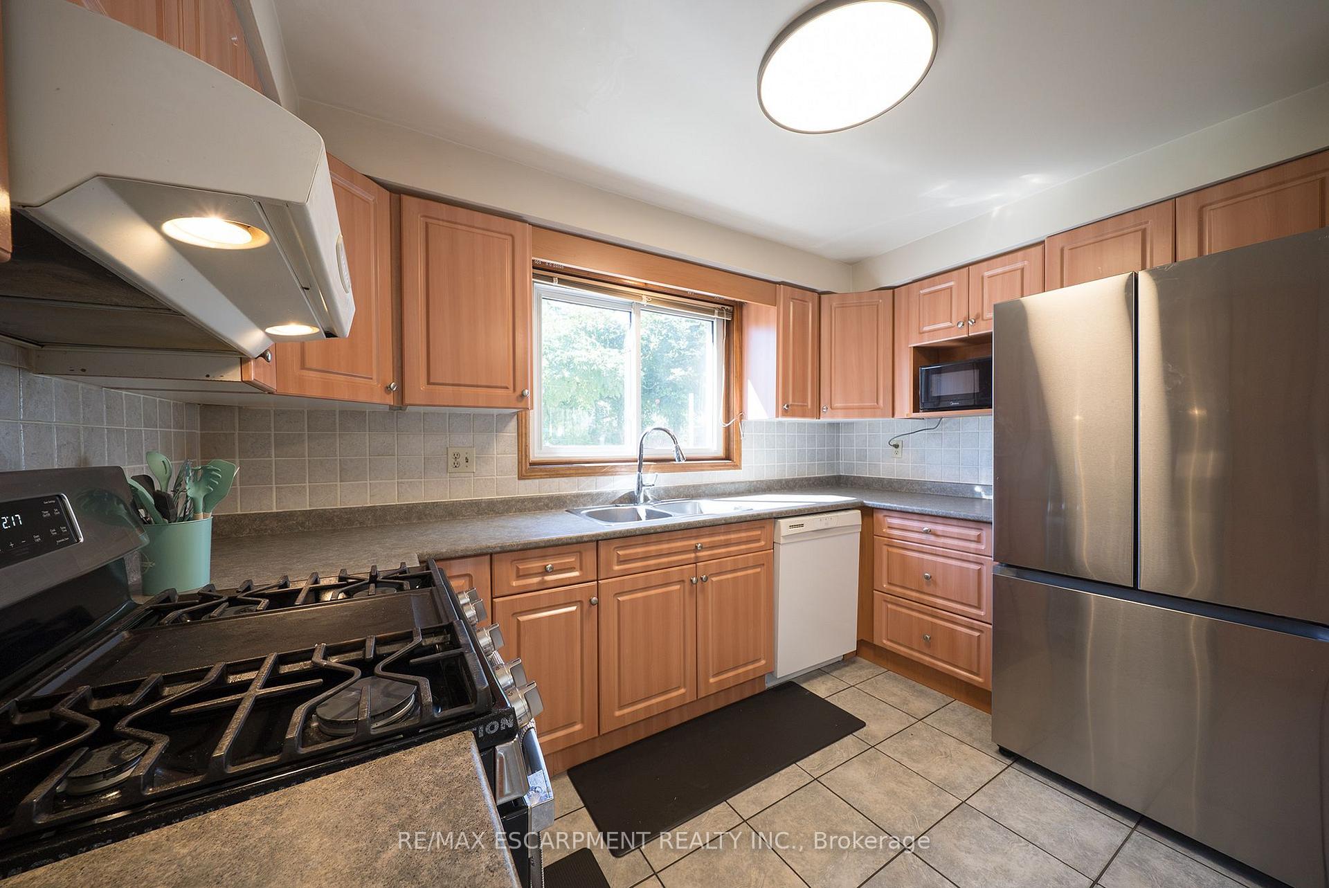 Photo 23 of 32 Avondale Crescent, Brantford, Echo Place — HOMEH