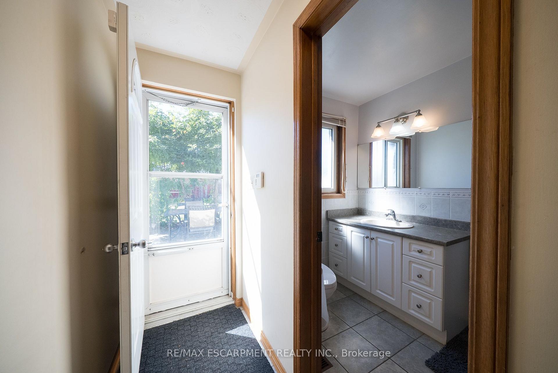 Photo 25 of 32 Avondale Crescent, Brantford, Echo Place — HOMEH