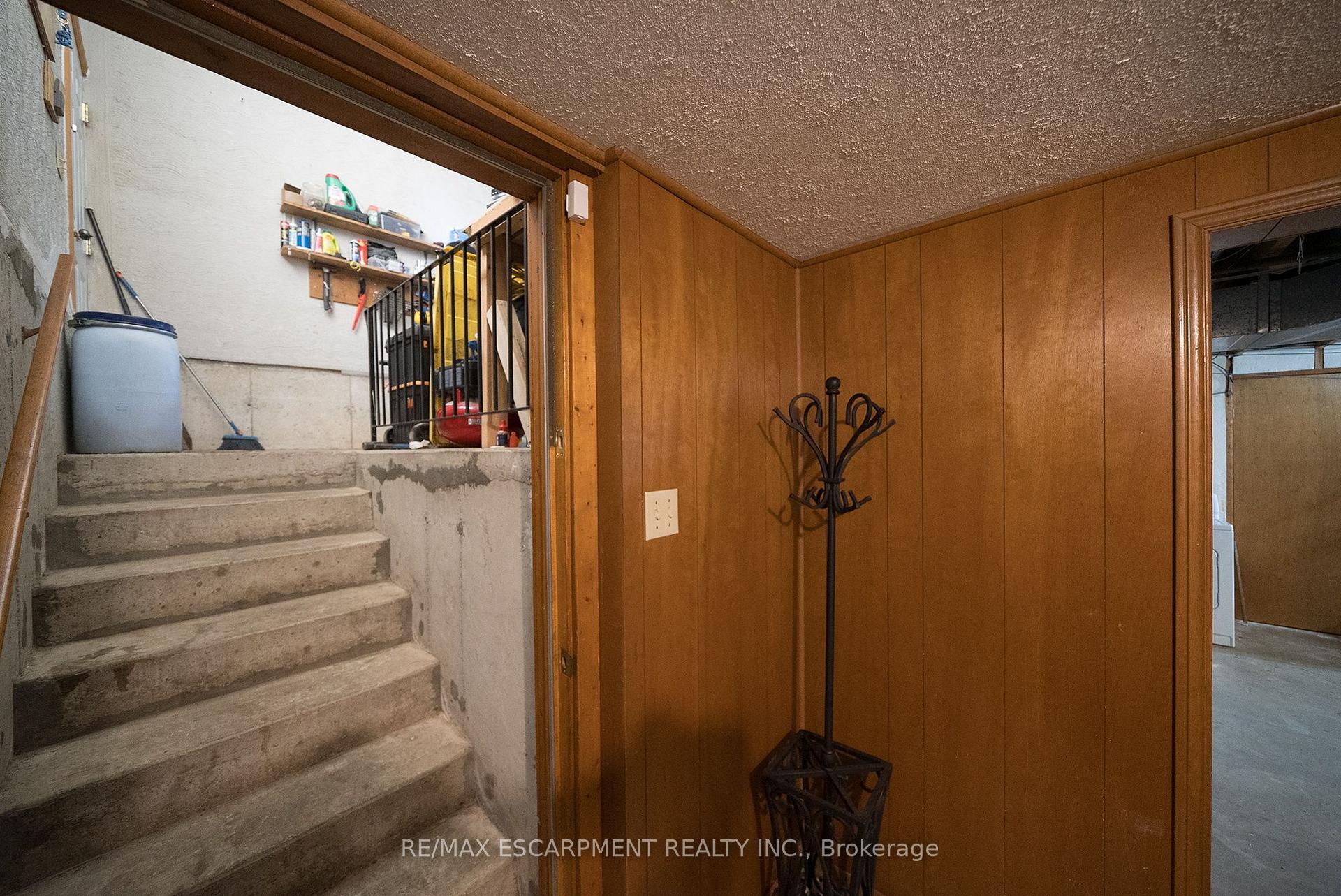 Photo 31 of 32 Avondale Crescent, Brantford, Echo Place — HOMEH