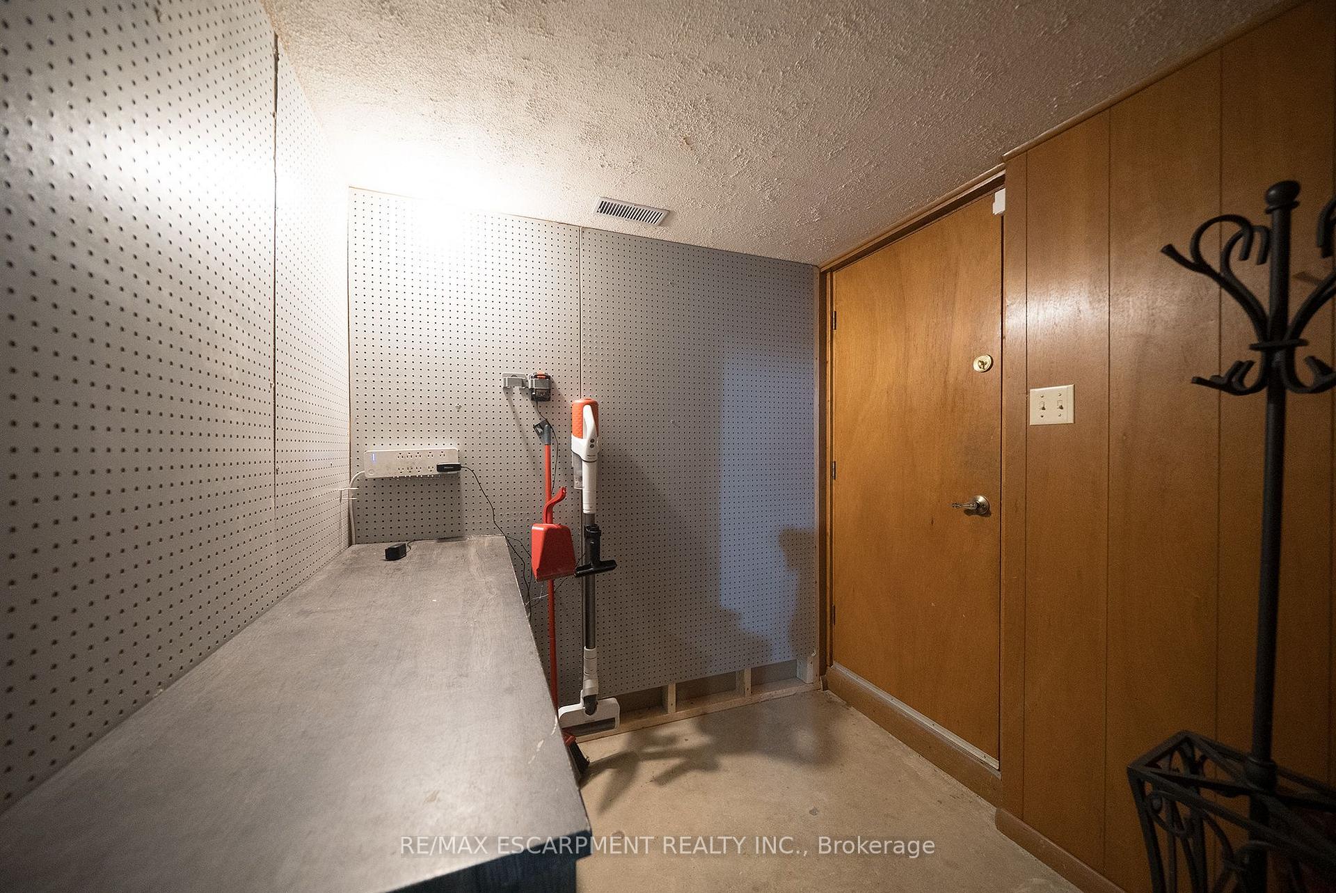 Photo 32 of 32 Avondale Crescent, Brantford, Echo Place — HOMEH