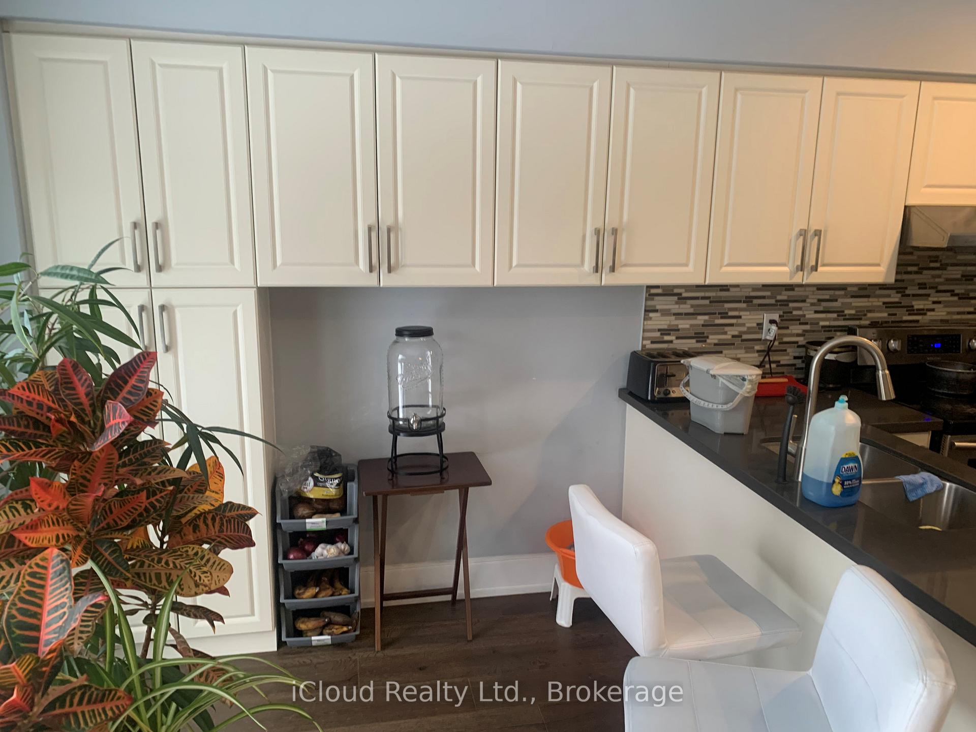 Photo 3 of 878 Blyleven Boulevard, Mississauga, East Credit — HOMEH