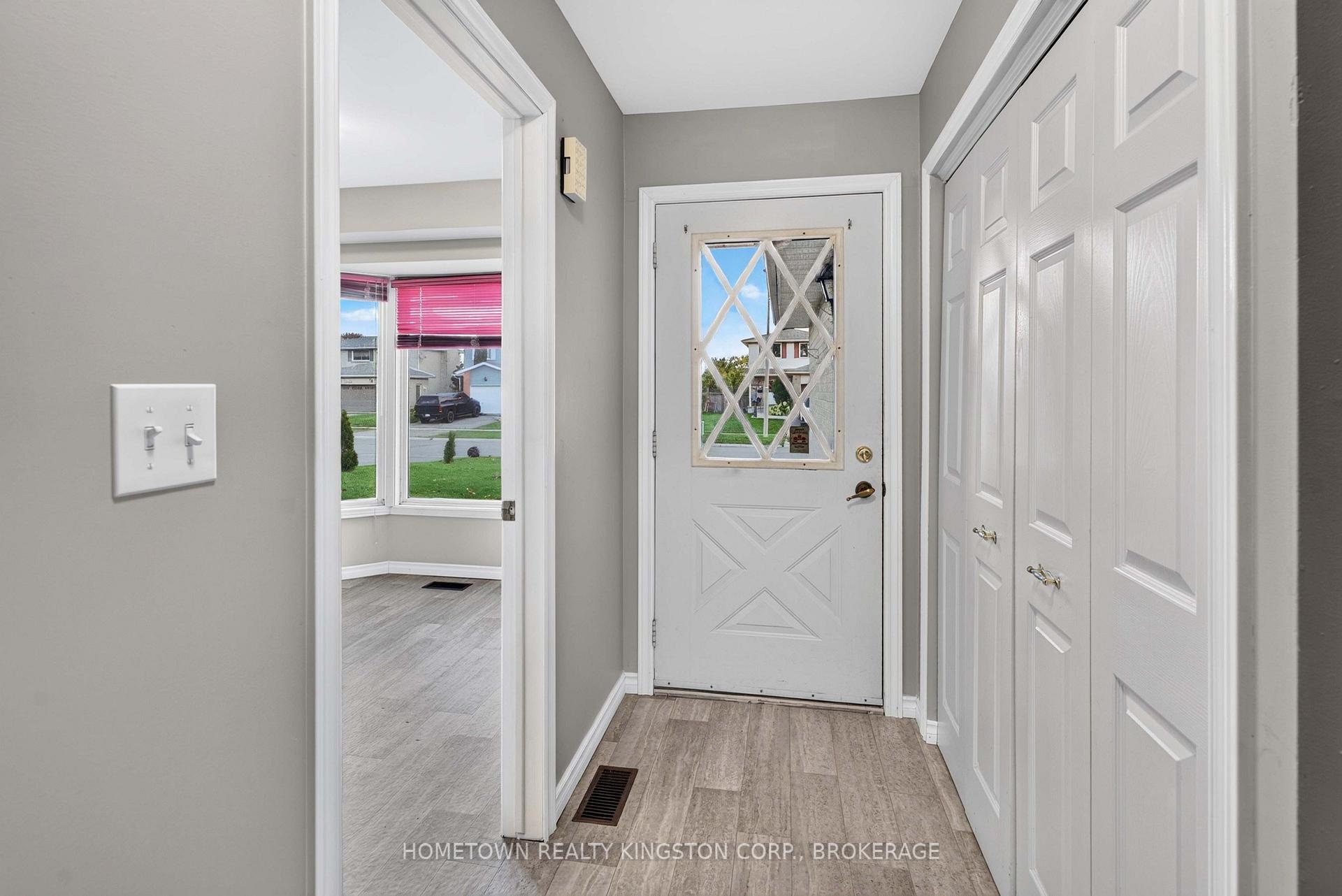 Photo 2 of 1096 Willowood Drive, Kingston, City Northwest — HOMEH