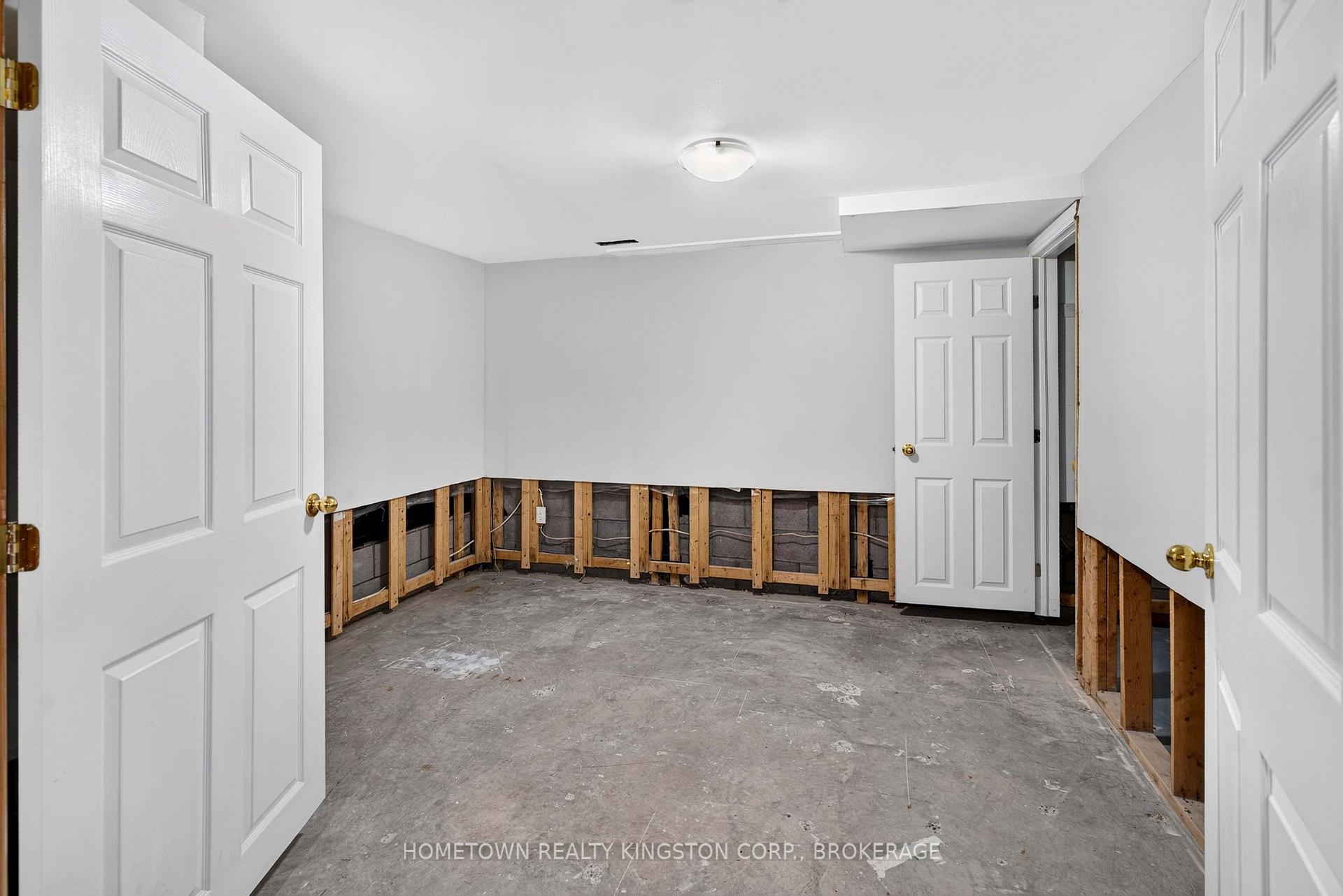 Photo 19 of 1096 Willowood Drive, Kingston, City Northwest — HOMEH