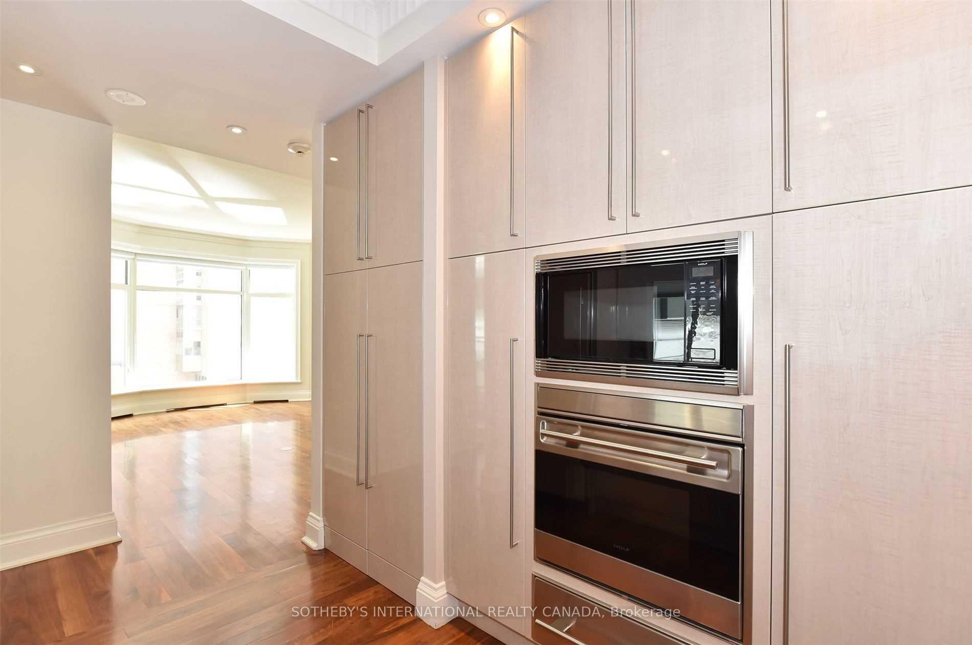 Photo 5 of Unit 6D, 1 St. Thomas Street, Toronto, Bay Street Corridor — HOMEH