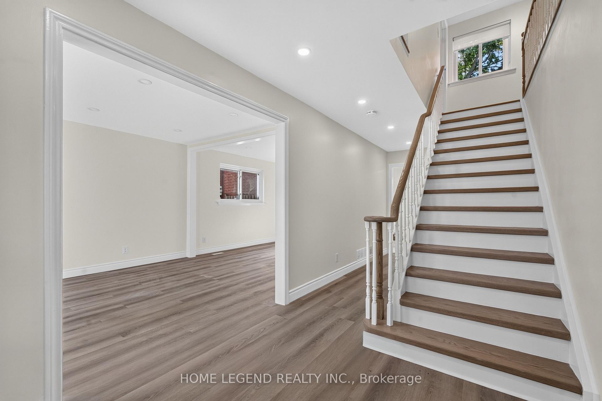 Photo 3 of 52 Carlton Road, Markham, Unionville — HOMEH