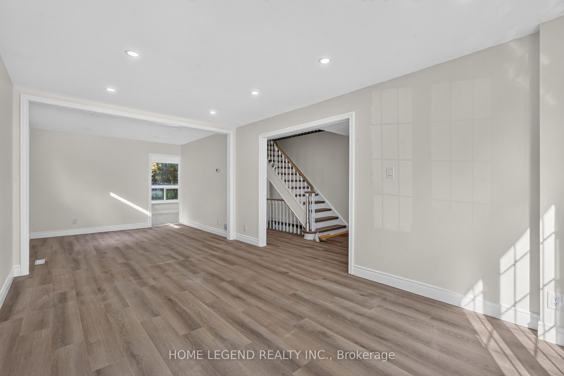 Photo 5 of 52 Carlton Road, Markham, Unionville — HOMEH