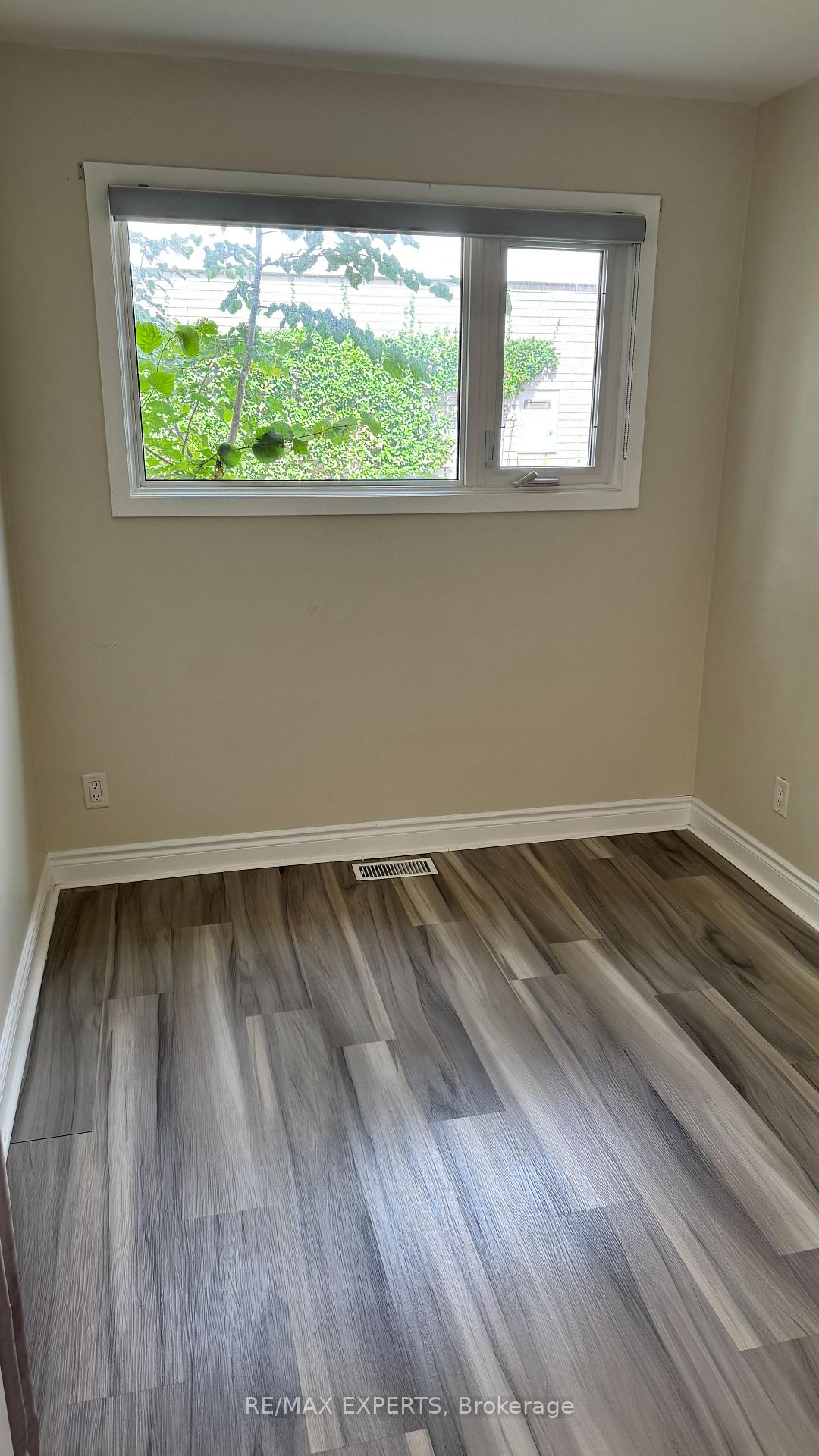 Photo 4 of 115 Uplands Drive, Kitchener, Forest Hill — HOMEH