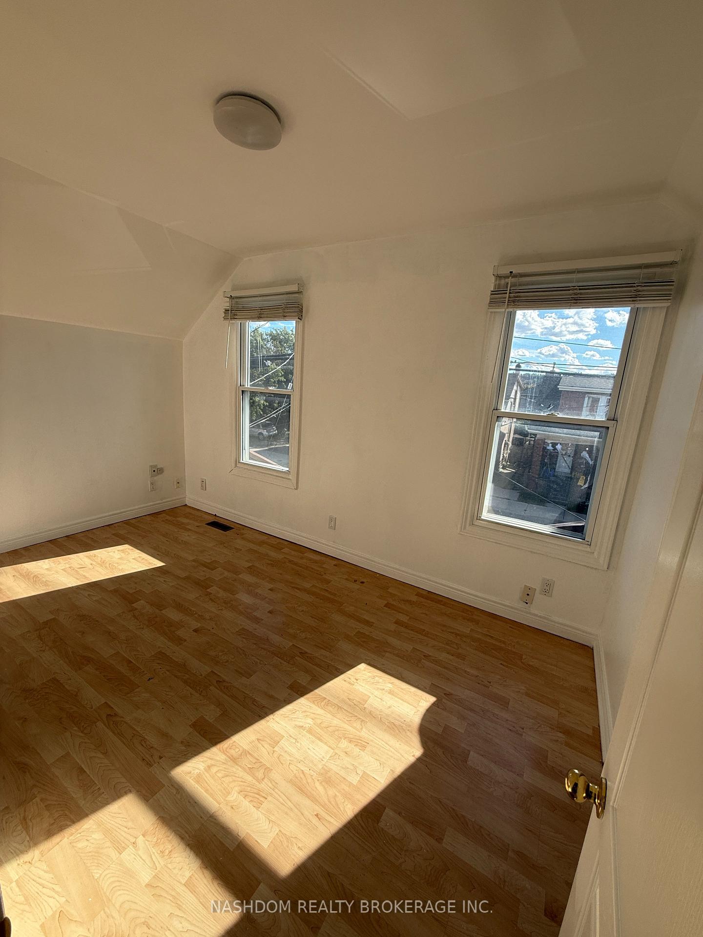 Photo 12 of 1087 Cannon Street E, Hamilton, Crown Point — HOMEH