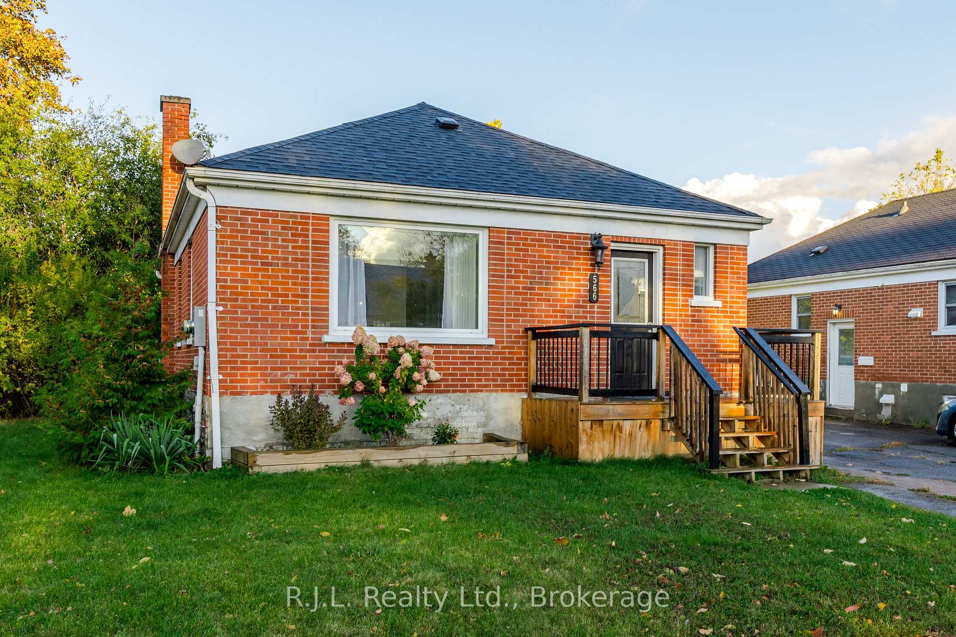 Photo 2 of 566 Shirley Avenue, Peterborough, Otonabee Ward 1 — HOMEH