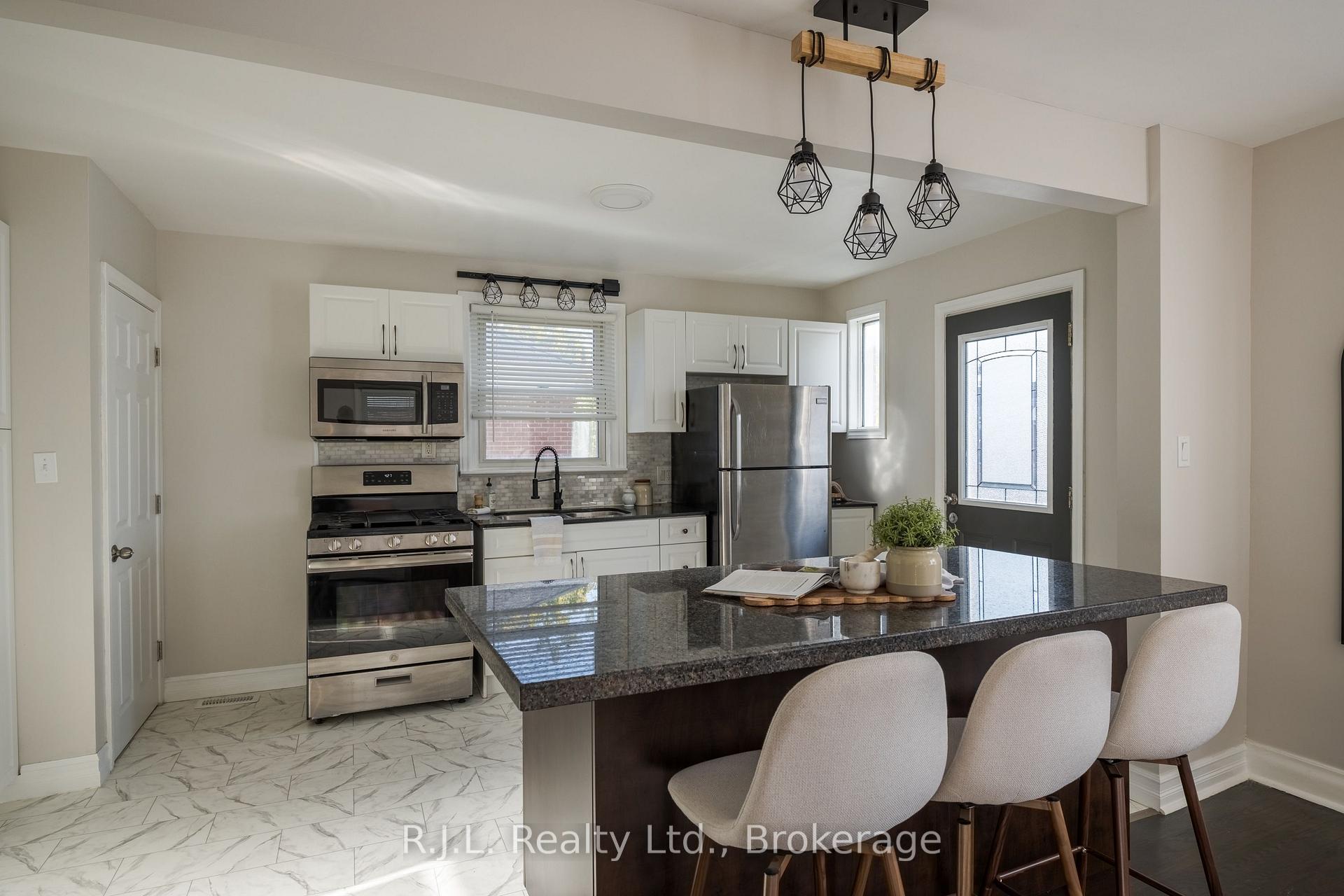 Photo 5 of 566 Shirley Avenue, Peterborough, Otonabee Ward 1 — HOMEH