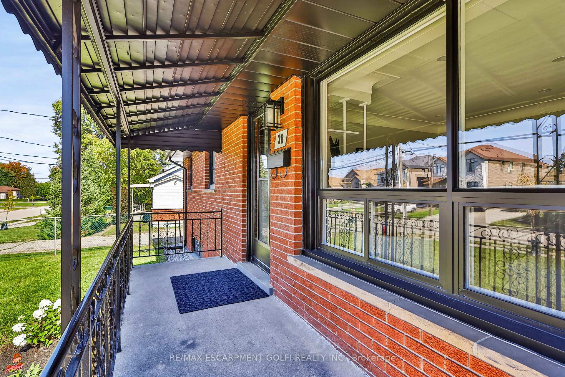 Photo 3 of 38 Deerhurst Road, Hamilton, Stoney Creek — HOMEH