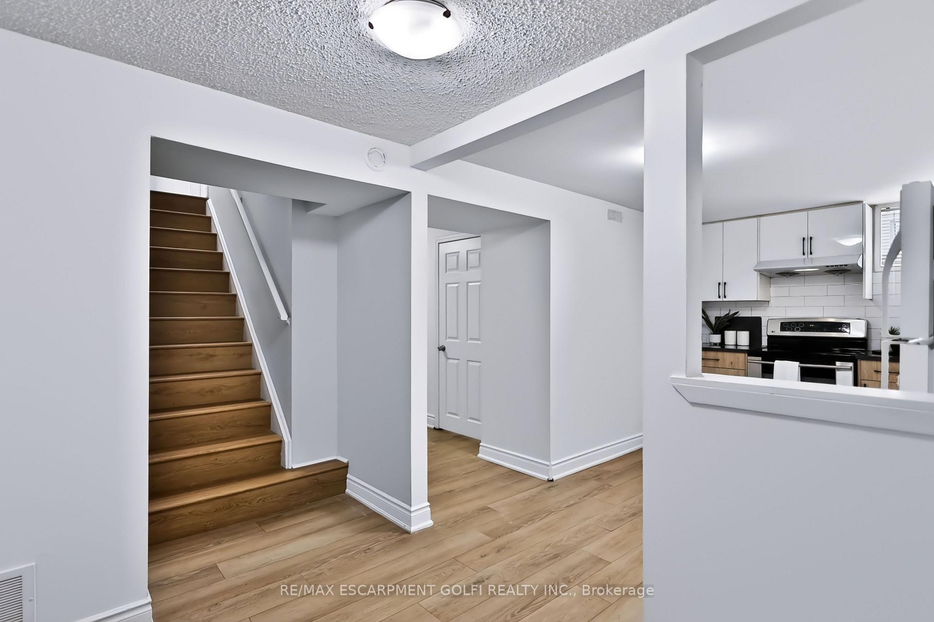 Photo 19 of 38 Deerhurst Road, Hamilton, Stoney Creek — HOMEH