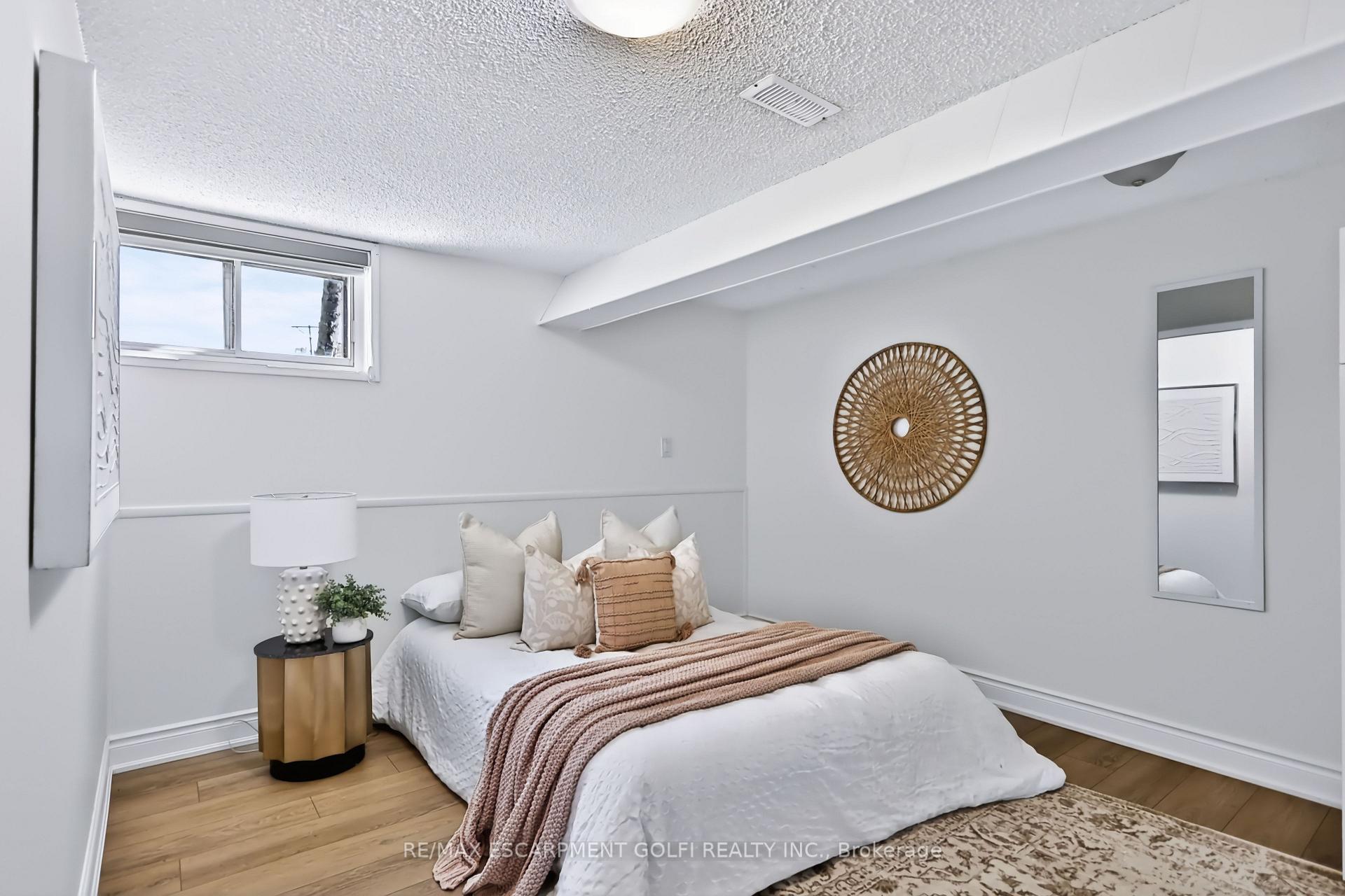 Photo 26 of 38 Deerhurst Road, Hamilton, Stoney Creek — HOMEH