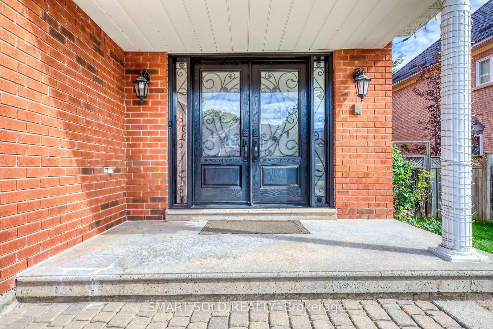 Photo 3 of 5291 Forest Hill Drive, Mississauga, Central Erin Mills — HOMEH