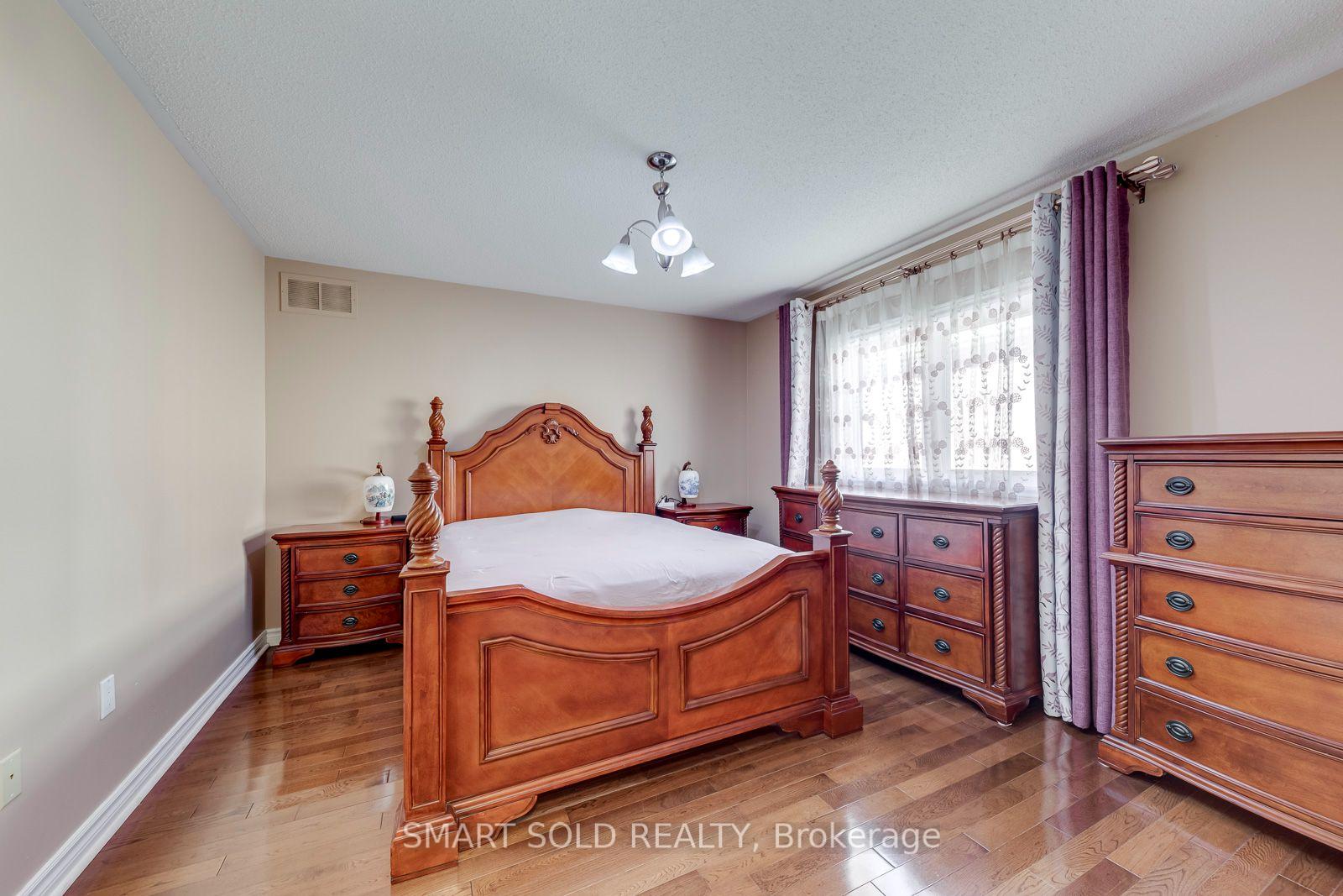 Photo 30 of 5291 Forest Hill Drive, Mississauga, Central Erin Mills — HOMEH