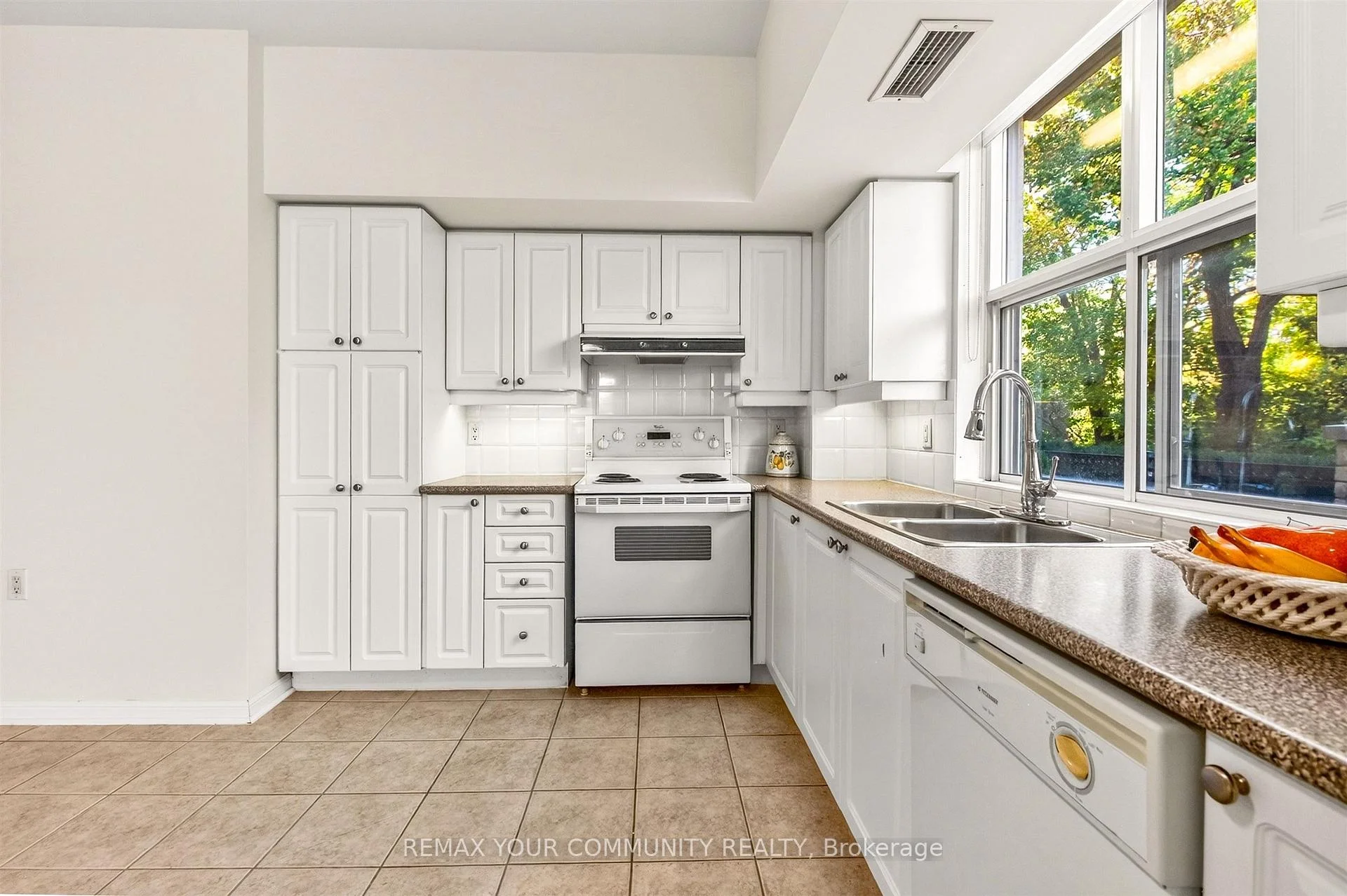 Photo 32 of Unit 110, 2500 Rutherford Road, Vaughan, Maple — HOMEH