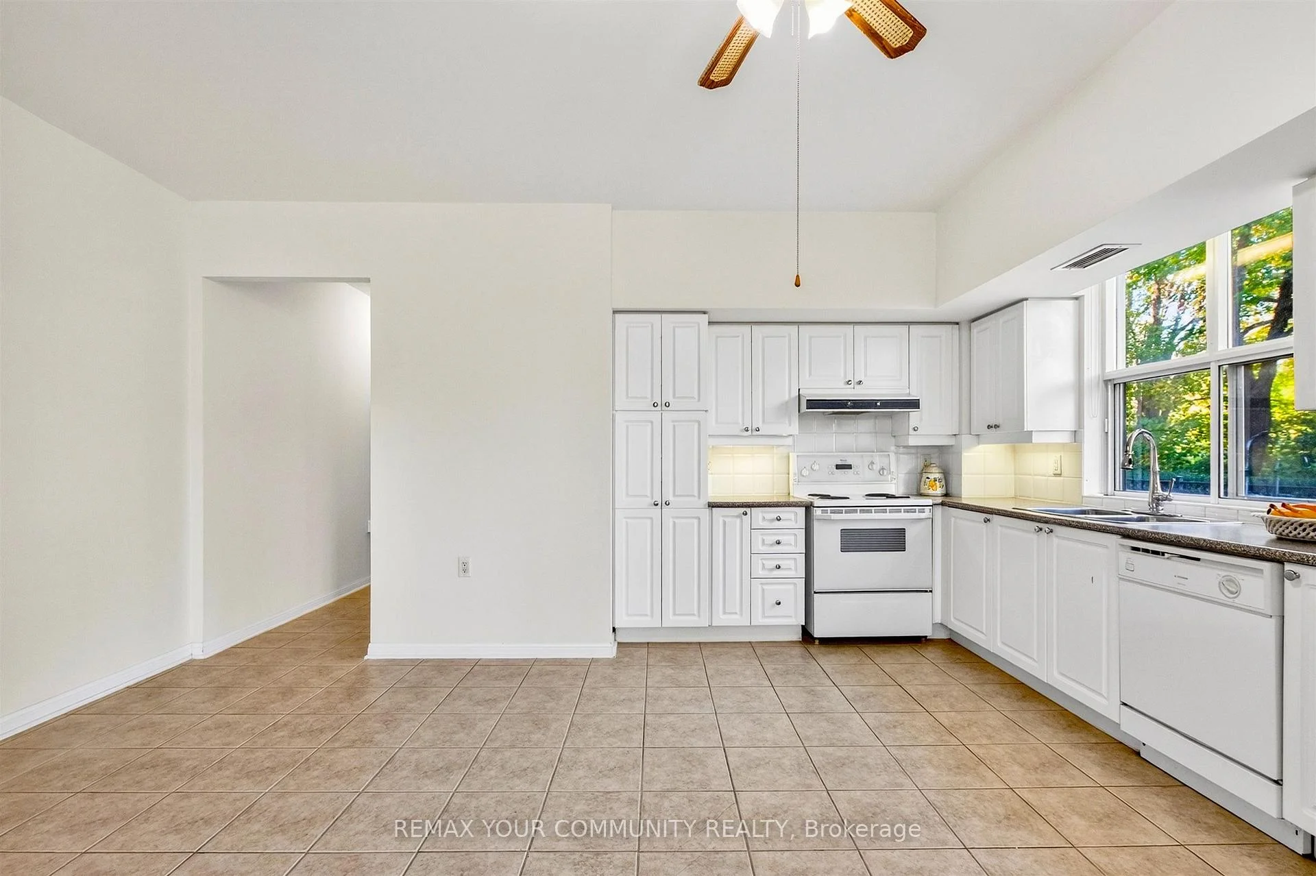 Photo 36 of Unit 110, 2500 Rutherford Road, Vaughan, Maple — HOMEH