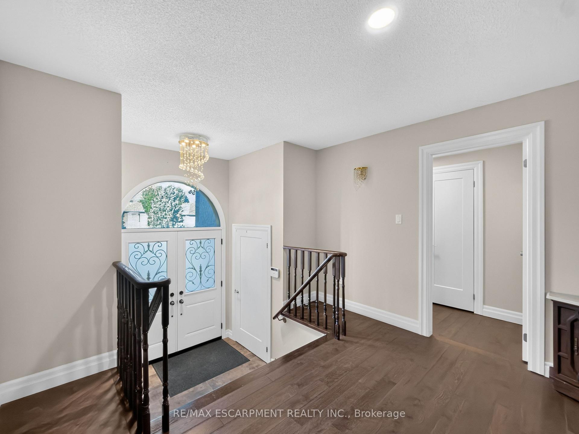 Photo 3 of 12 Sundrop Court, Hamilton, Iroquoia Heights — HOMEH