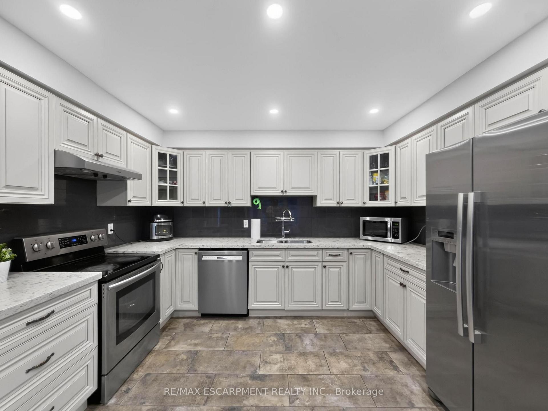 Photo 14 of 12 Sundrop Court, Hamilton, Iroquoia Heights — HOMEH