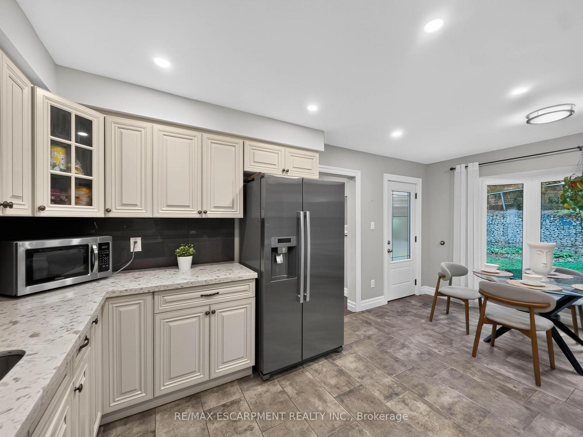 Photo 16 of 12 Sundrop Court, Hamilton, Iroquoia Heights — HOMEH