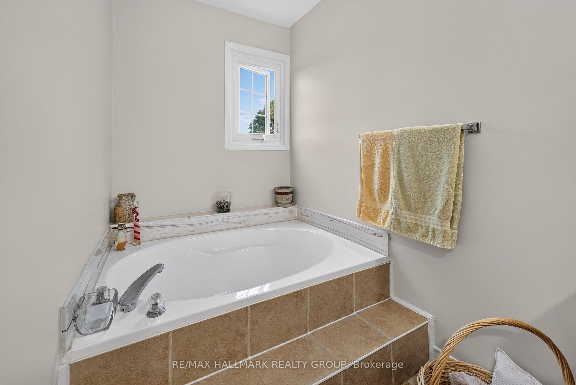Photo 23 of 684 Mathieu Way, Ottawa, Fallingbrook/Pineridge — HOMEH
