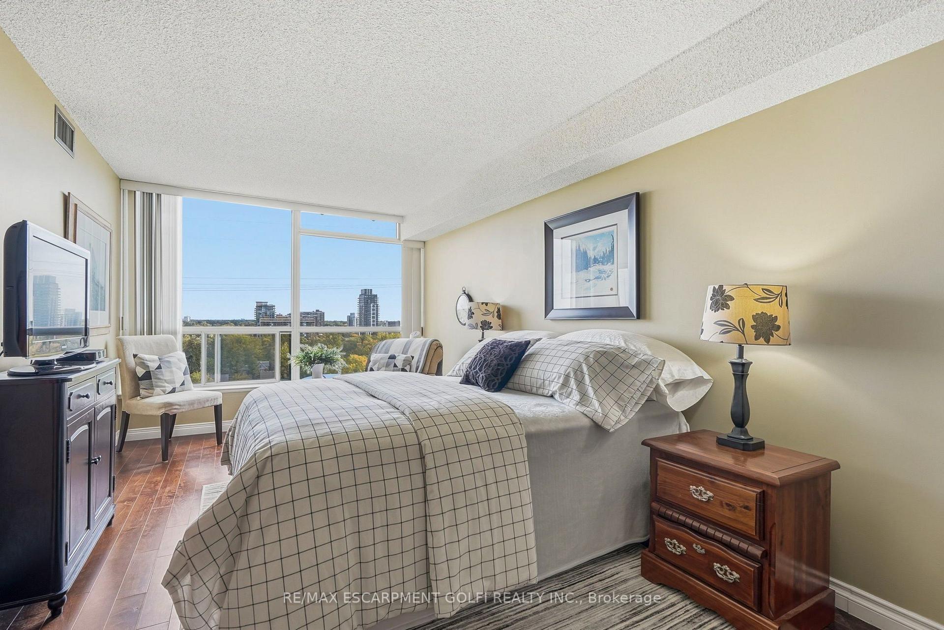 Photo 16 of Unit 1406, 1276 Maple Crossing Boulevard, Burlington, Roseland — HOMEH