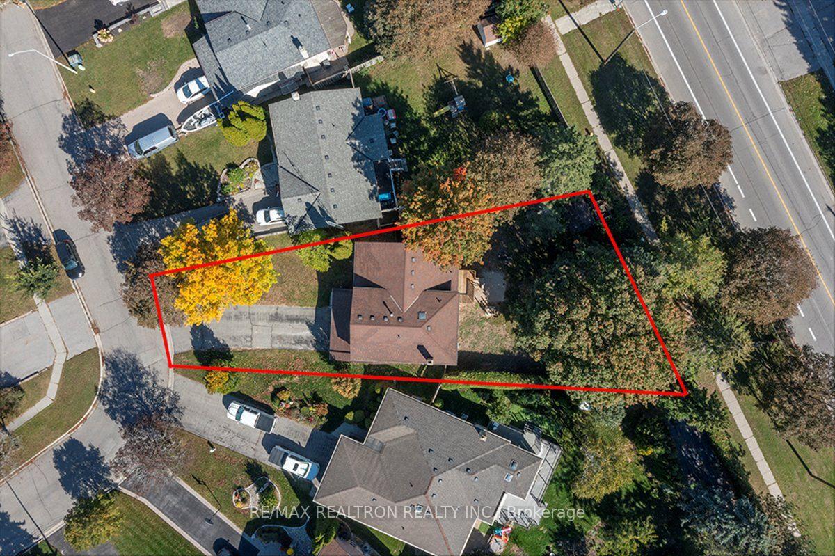 Photo 3 of 513 Labrador Drive, Oshawa, Donevan — HOMEH