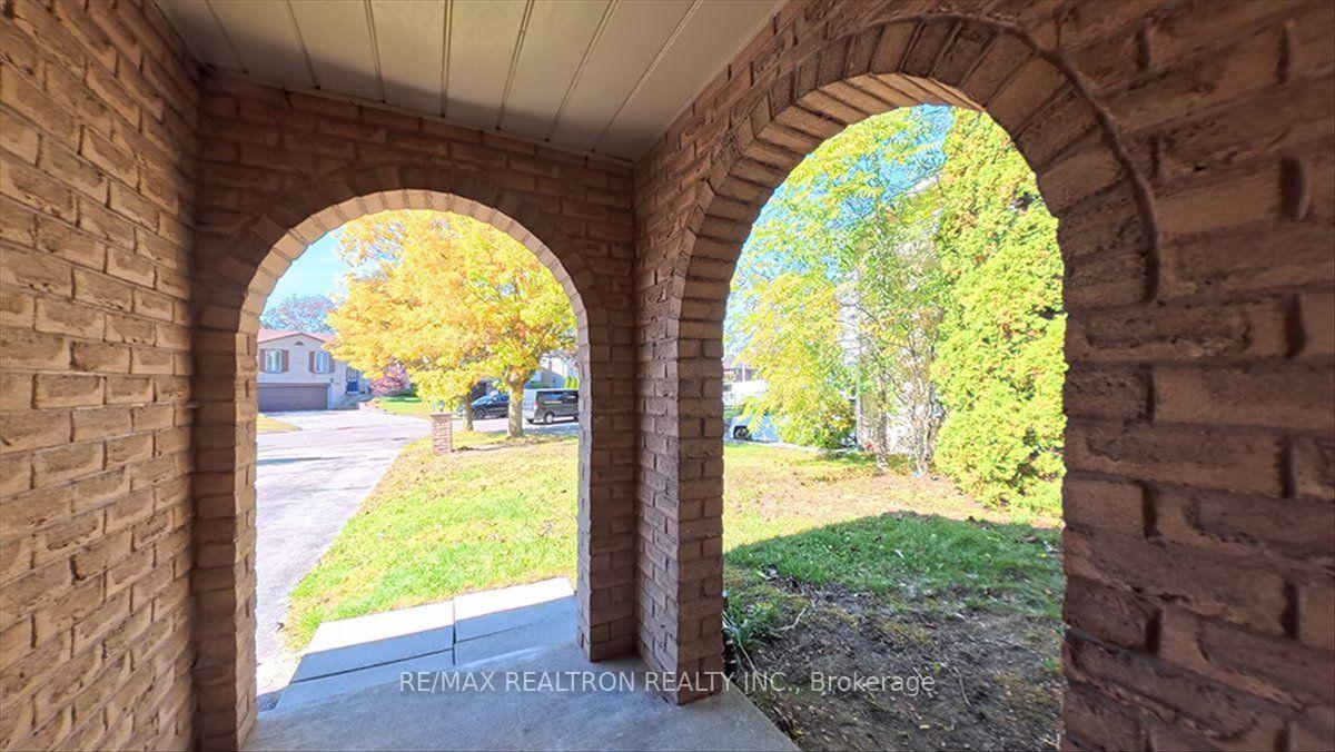 Photo 5 of 513 Labrador Drive, Oshawa, Donevan — HOMEH