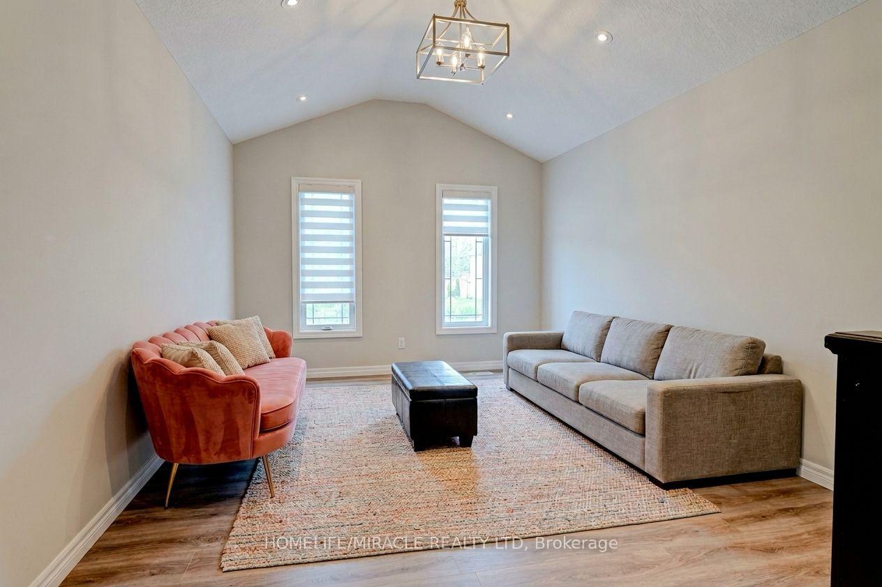 Photo 19 of 249 Ladyslipper Drive, Waterloo, Columbia Forest/Clair Hills — HOMEH