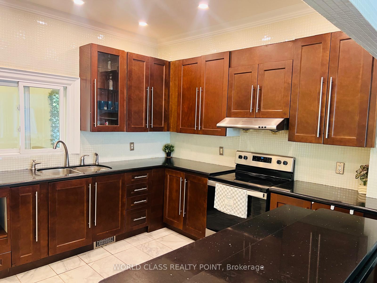 Photo 3 of 21 South Bonnington Avenue, Scarborough, Birchcliffe-Cliffside — HOMEH