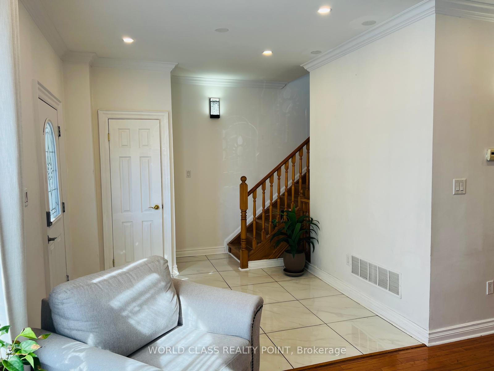 Photo 9 of 21 South Bonnington Avenue, Scarborough, Birchcliffe-Cliffside — HOMEH