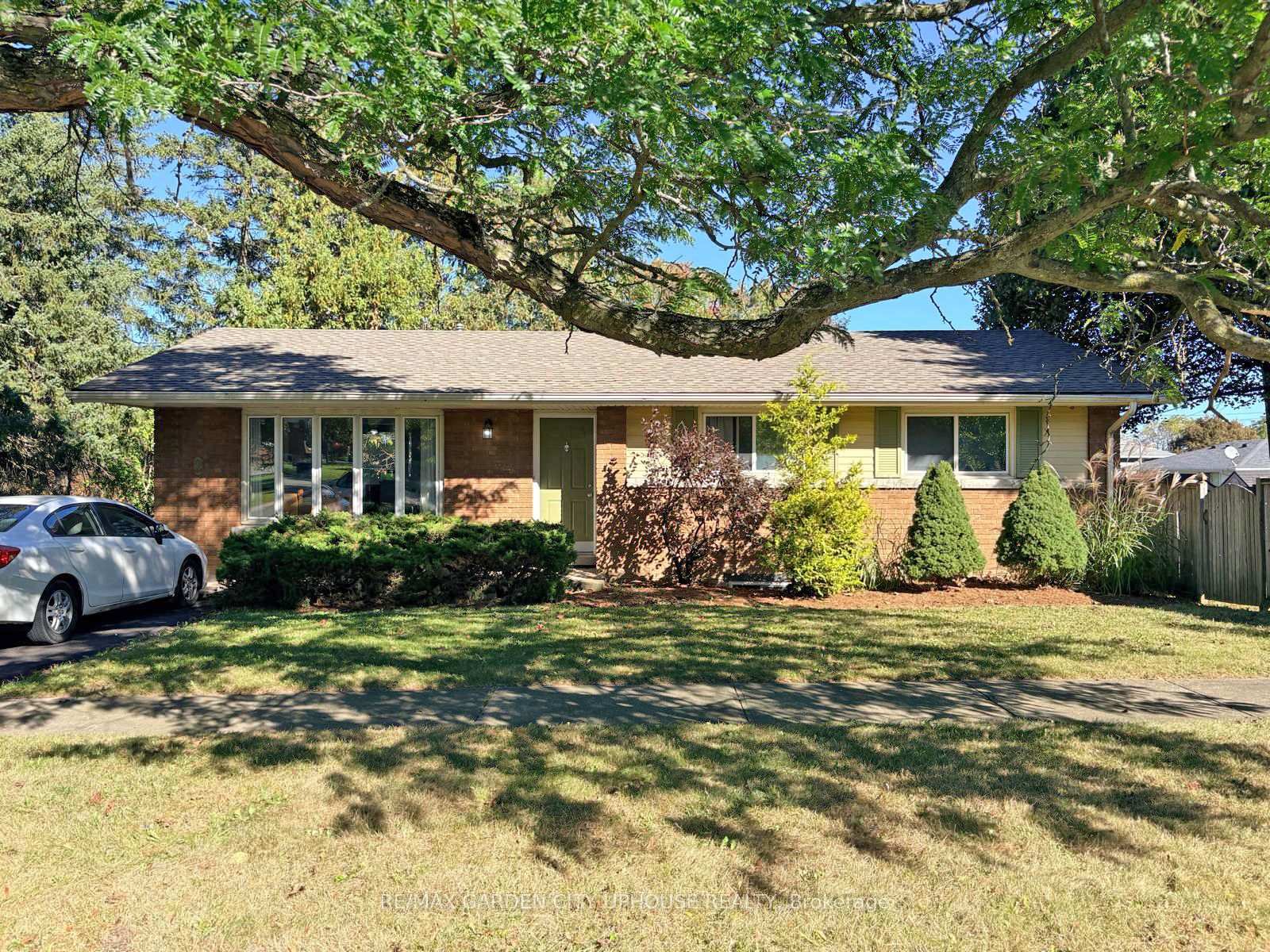 Photo 4 of 2 Treeview Place, St. Catharines, Burleigh Hill — HOMEH