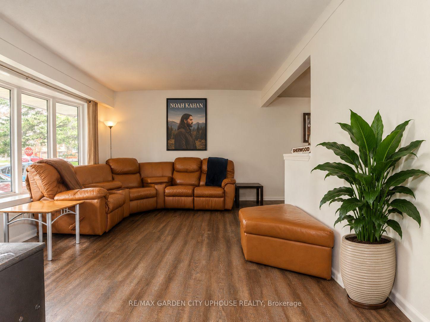 Photo 5 of 2 Treeview Place, St. Catharines, Burleigh Hill — HOMEH