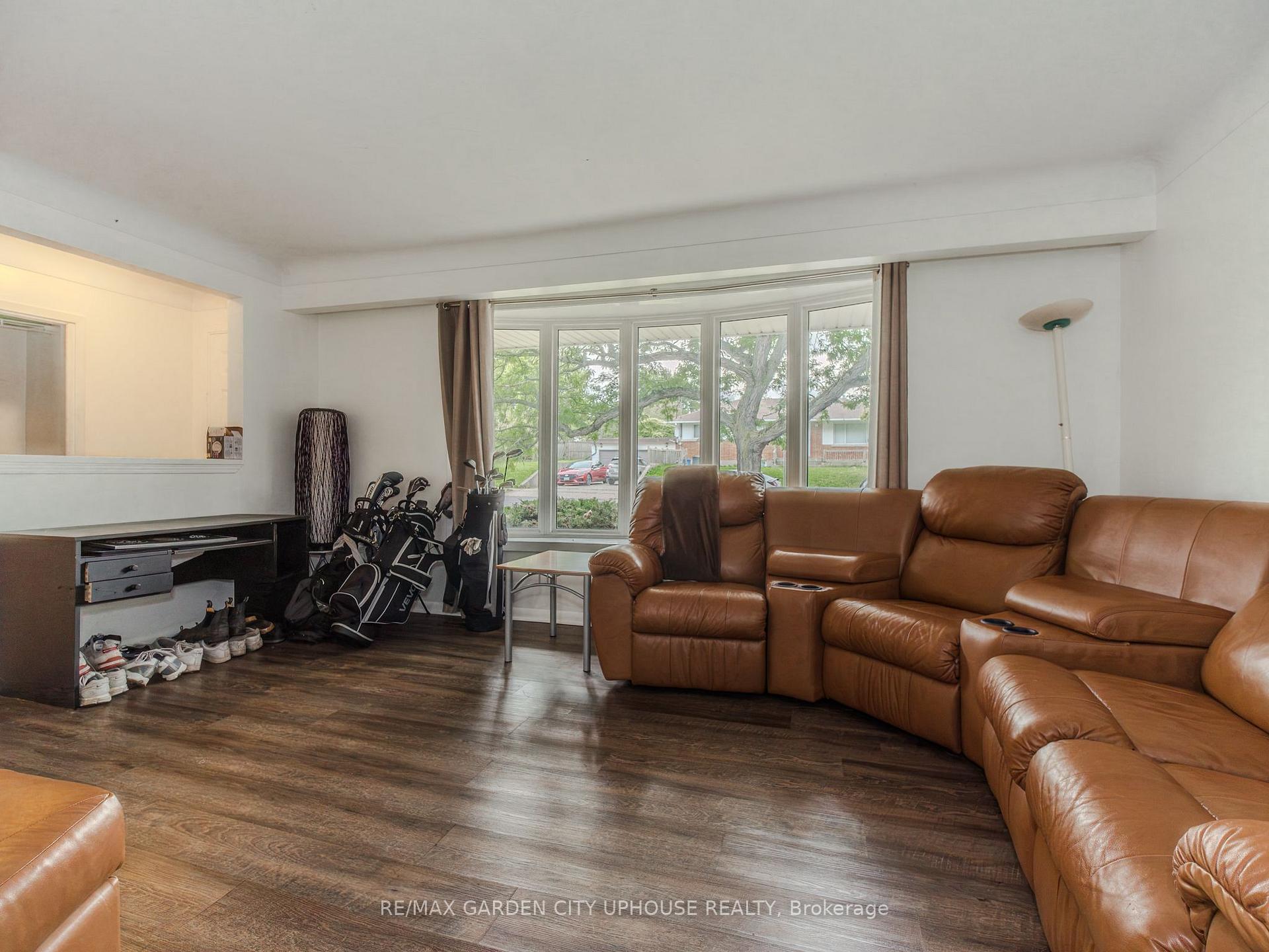 Photo 8 of 2 Treeview Place, St. Catharines, Burleigh Hill — HOMEH