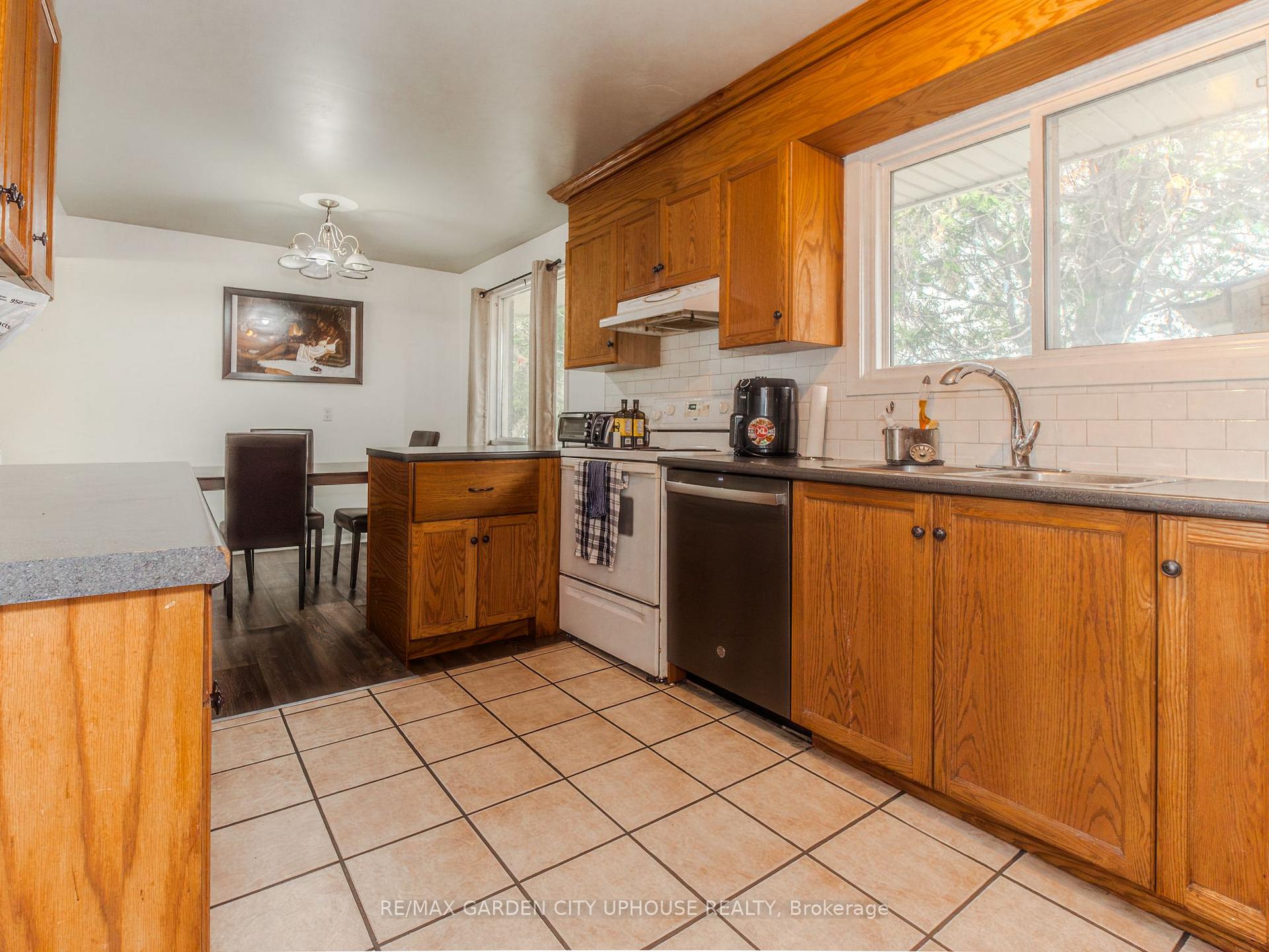 Photo 9 of 2 Treeview Place, St. Catharines, Burleigh Hill — HOMEH