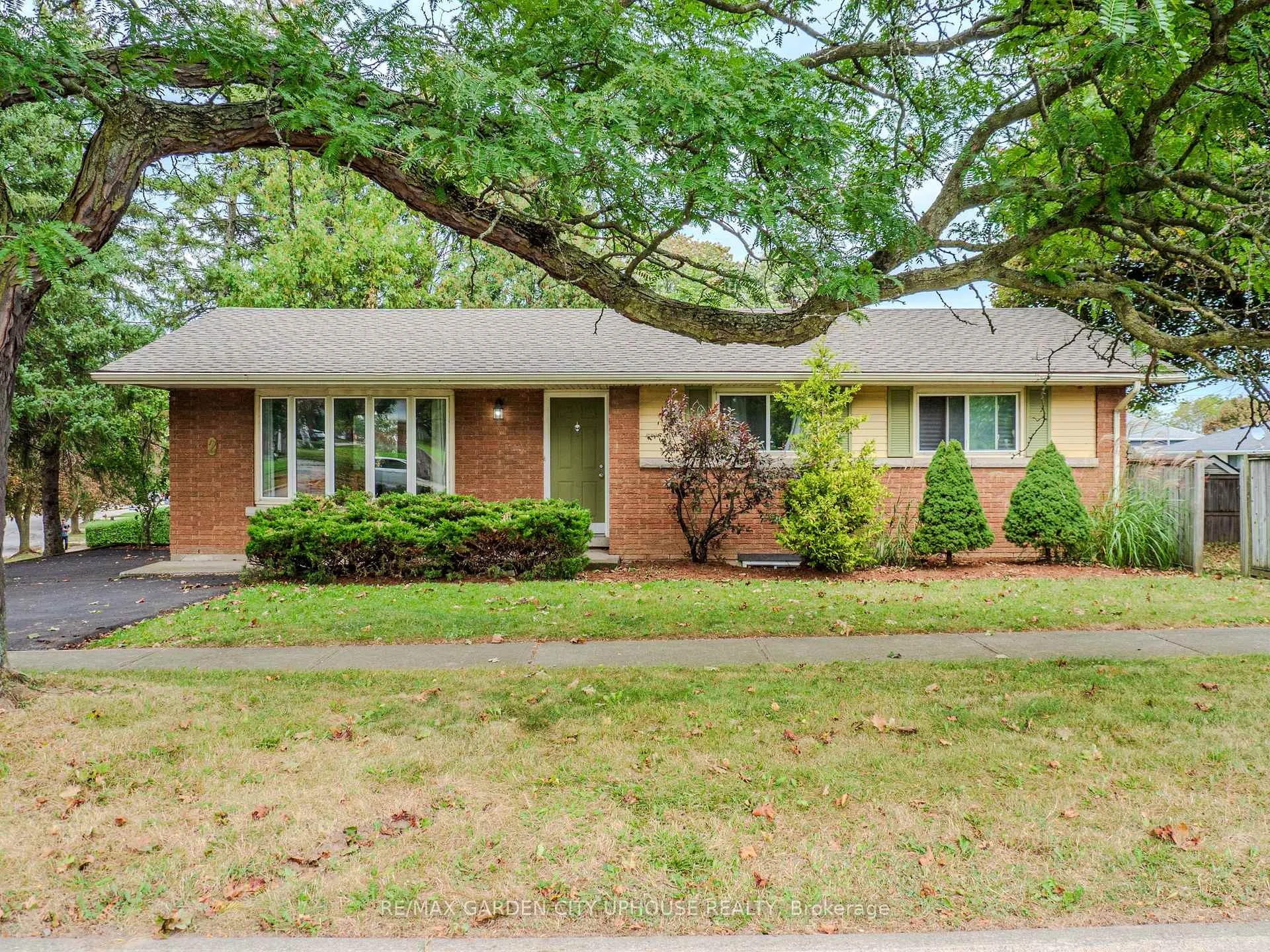 Photo 2 of 2 Treeview Place, St. Catharines, Burleigh Hill — HOMEH