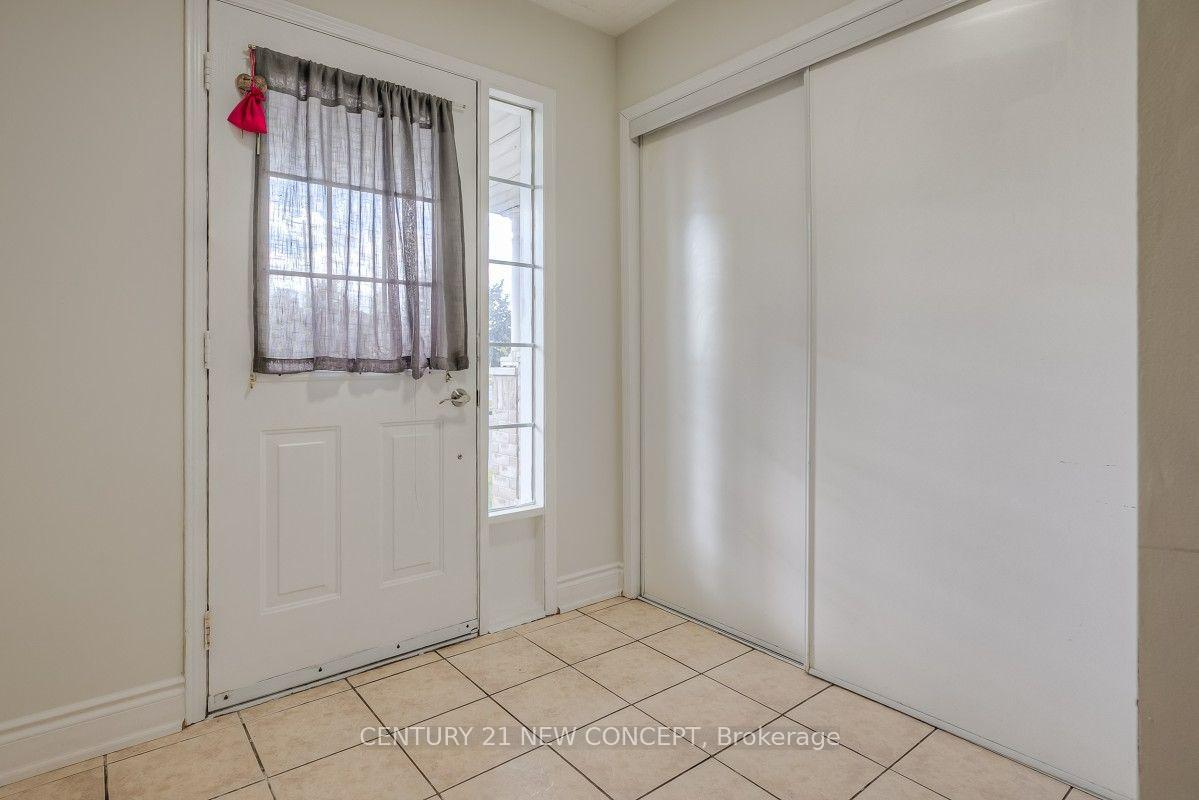 Photo 4 of 34 Odessa Crescent, Whitby, Rolling Acres — HOMEH