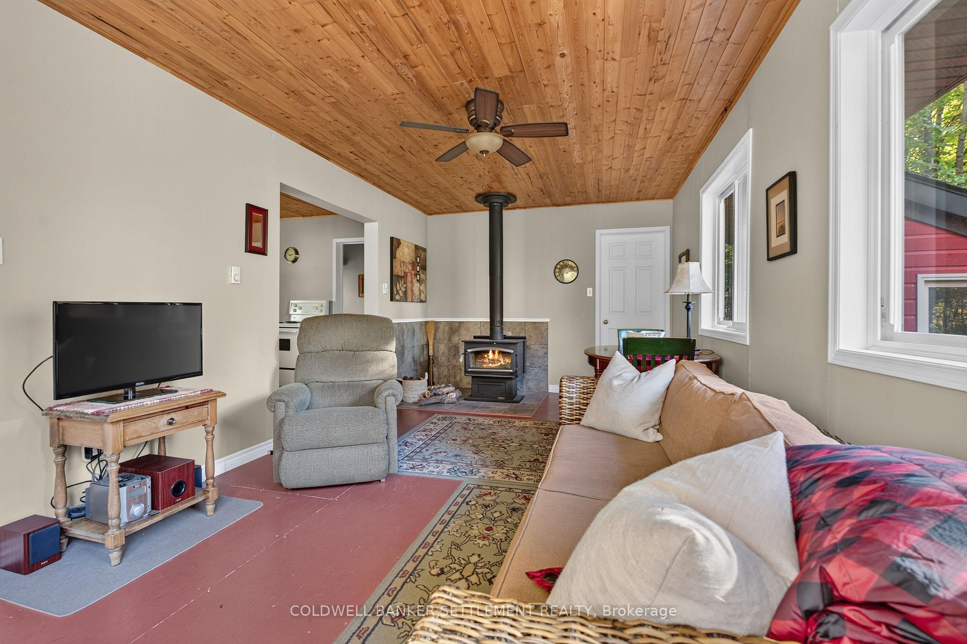 Photo 10 of 1135 Green Bay Road, Frontenac, Frontenac South — HOMEH