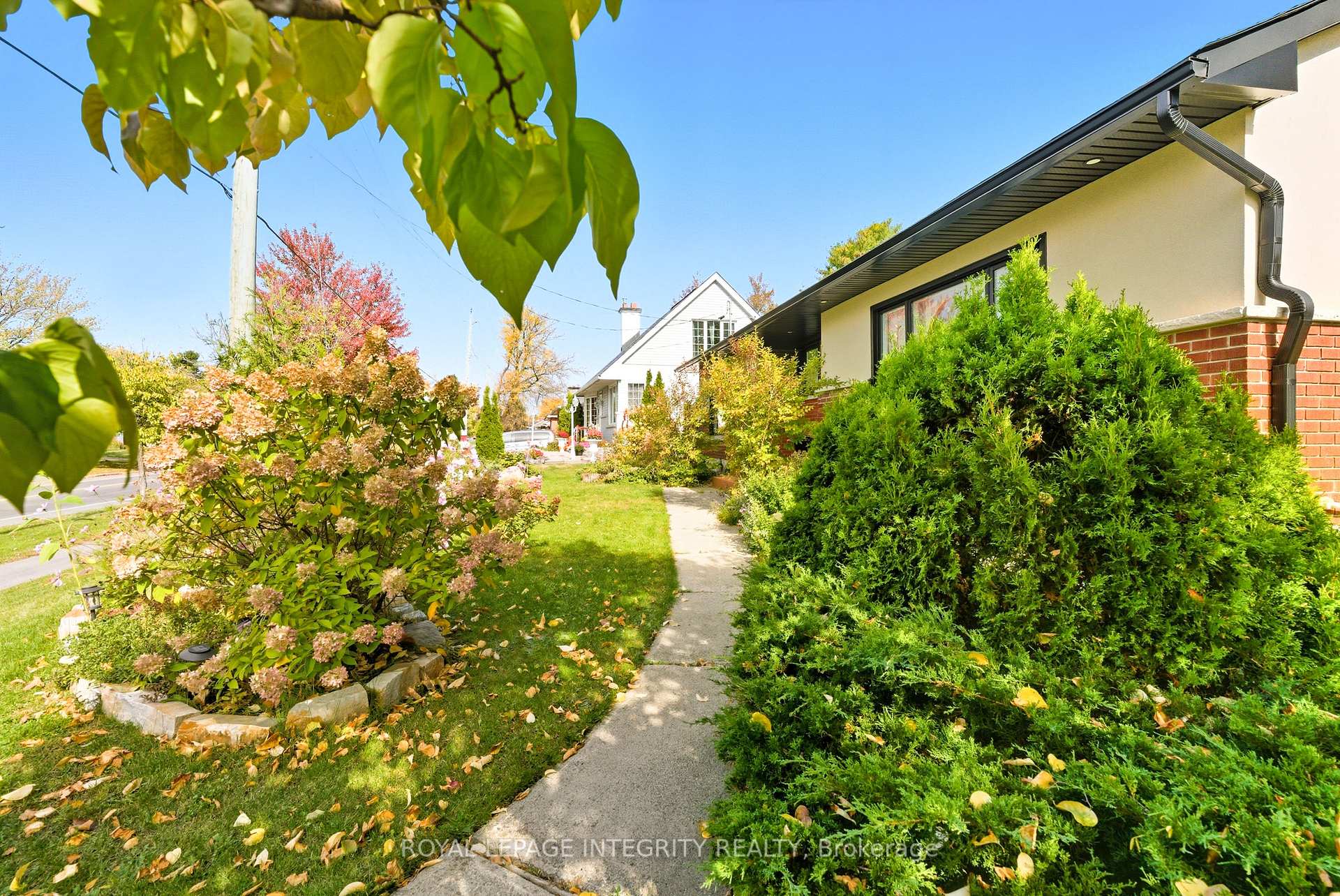 Photo 4 of 2461 Alta Vista Drive, Ottawa, Alta Vista — HOMEH