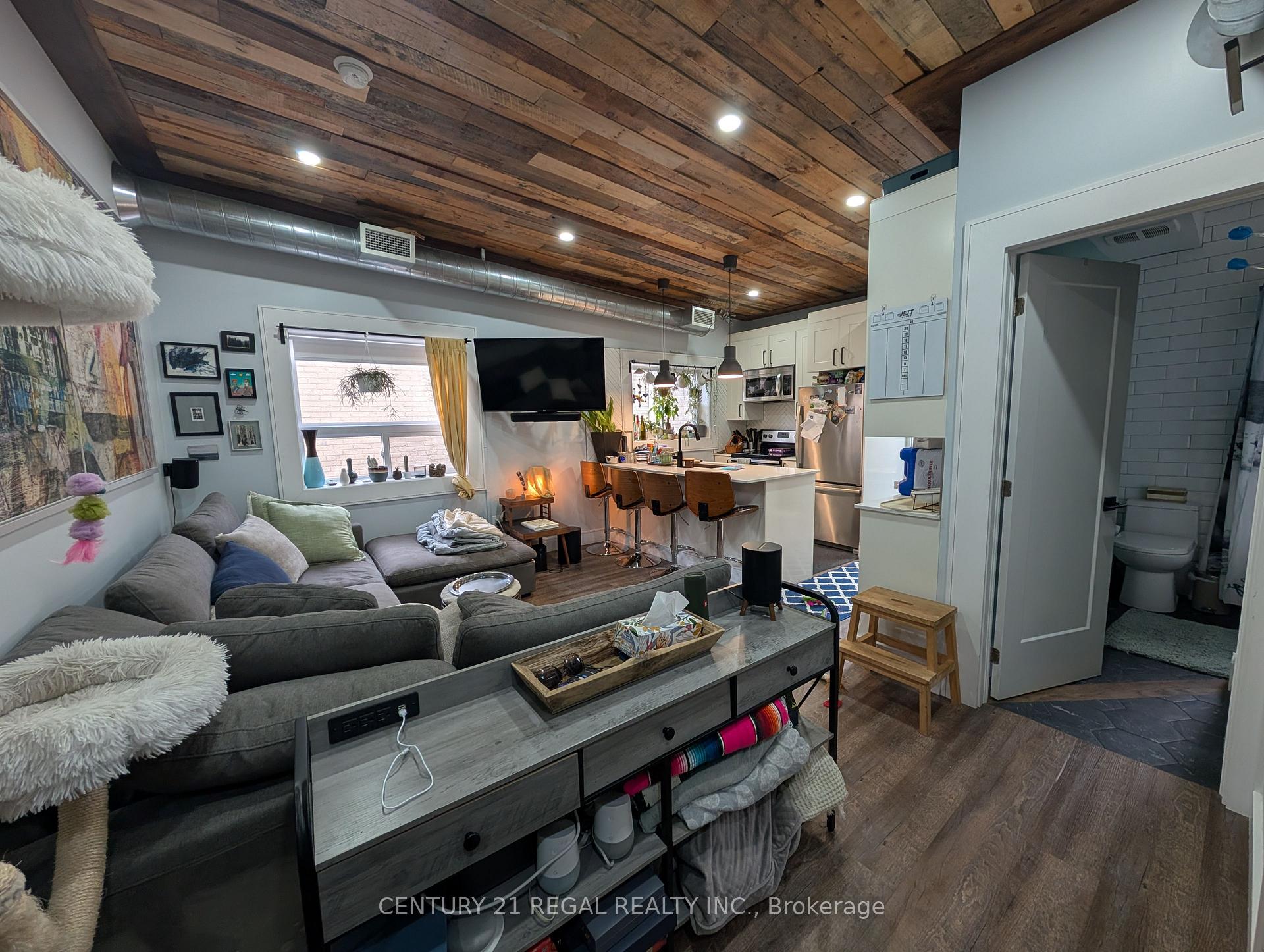 Photo 3 of Unit 2, 923 Kingston Road, Toronto, The Beaches — HOMEH