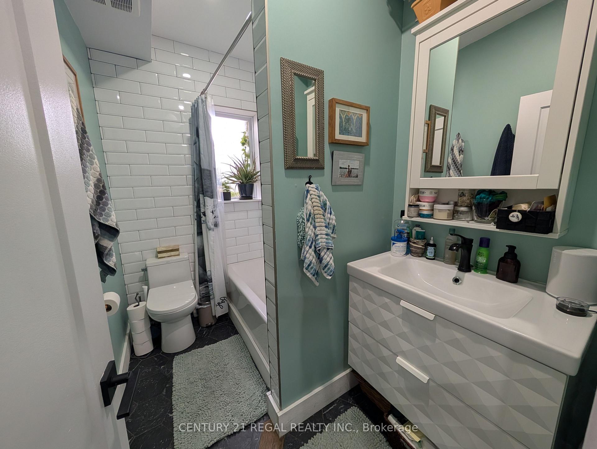Photo 8 of Unit 2, 923 Kingston Road, Toronto, The Beaches — HOMEH