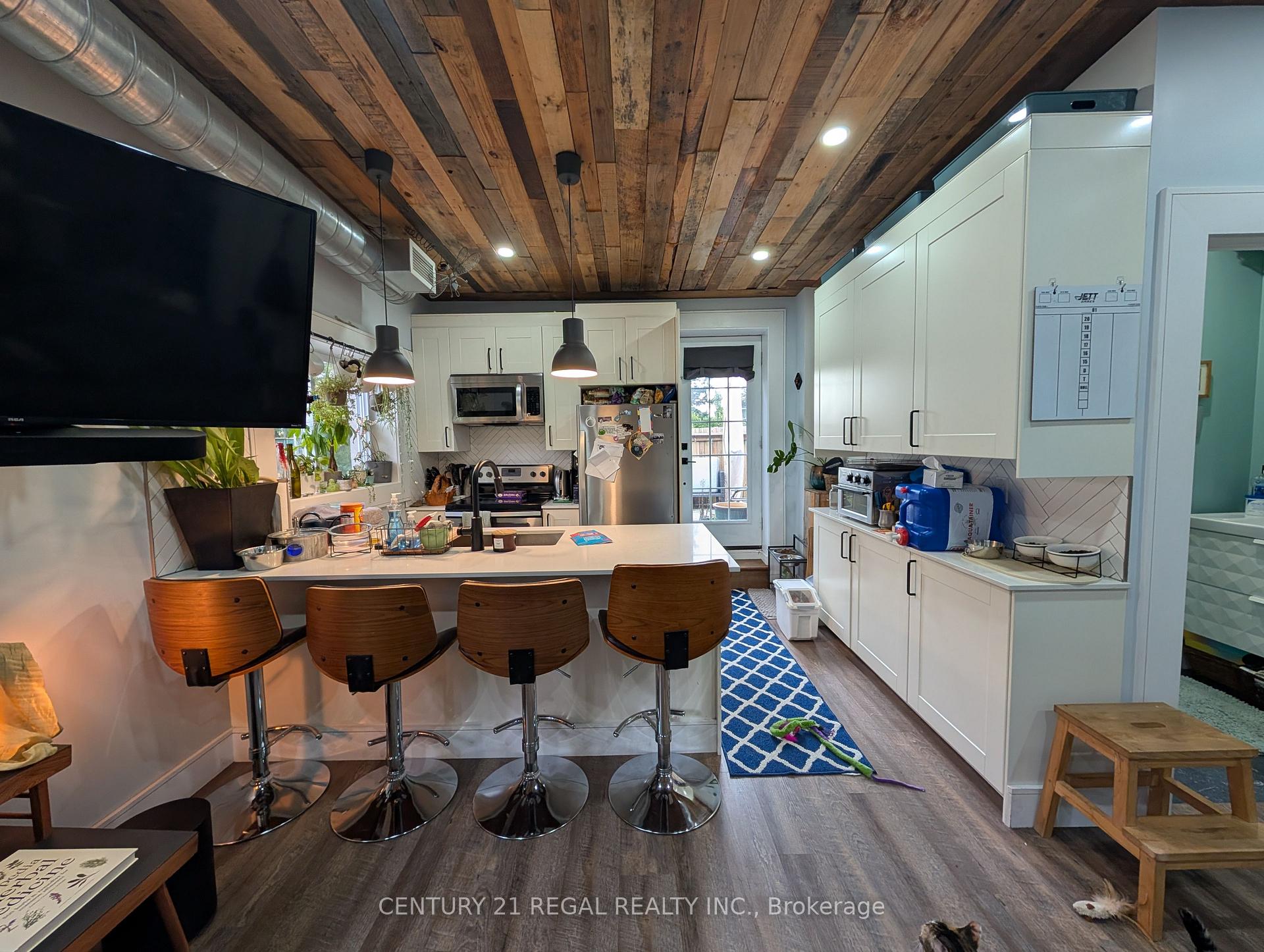 Photo 4 of Unit 2, 923 Kingston Road, Toronto, The Beaches — HOMEH