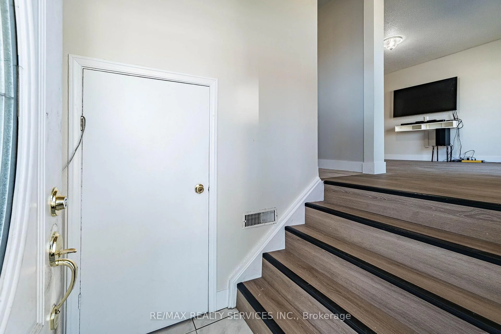 Photo 6 of 112 Bruce Beer Drive, Brampton, Madoc — HOMEH