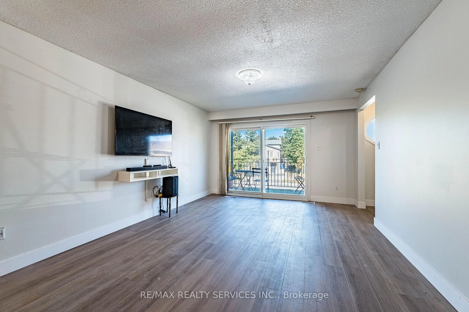 Photo 14 of 112 Bruce Beer Drive, Brampton, Madoc — HOMEH