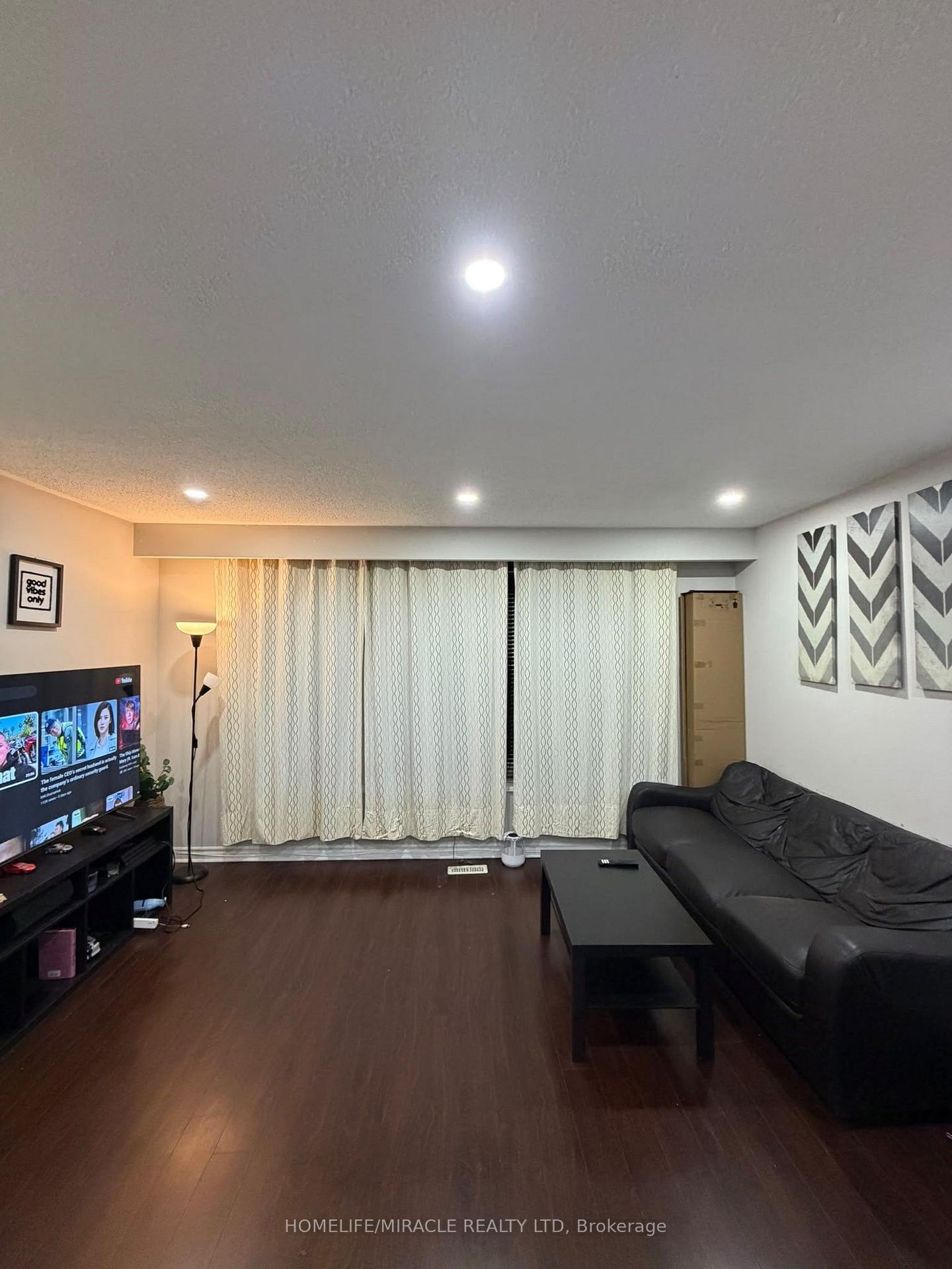 Photo 2 of 25 Four Leaf Drive, Etobicoke, West Humber-Clairville — HOMEH